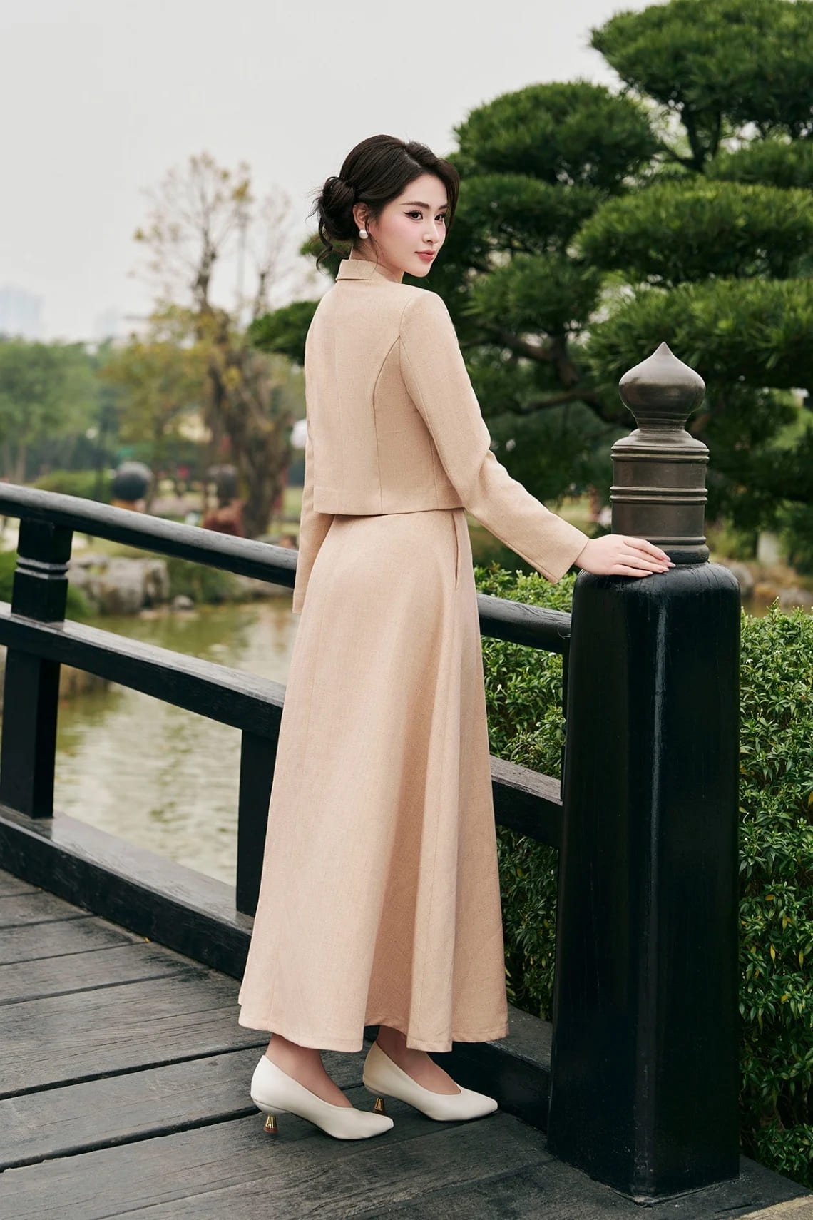chân váy xòe dài tone be thanh lịch