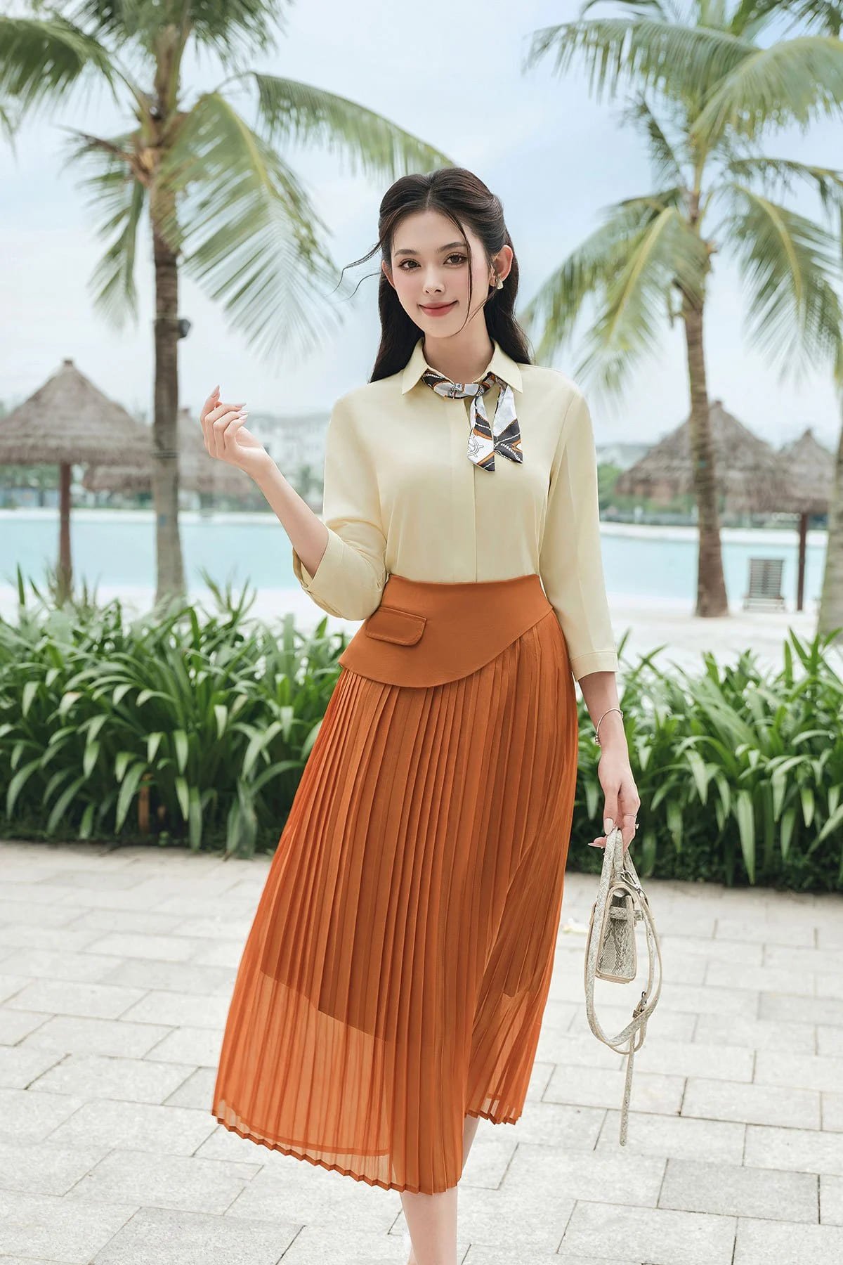 chân váy xòe tone cam xếp ly