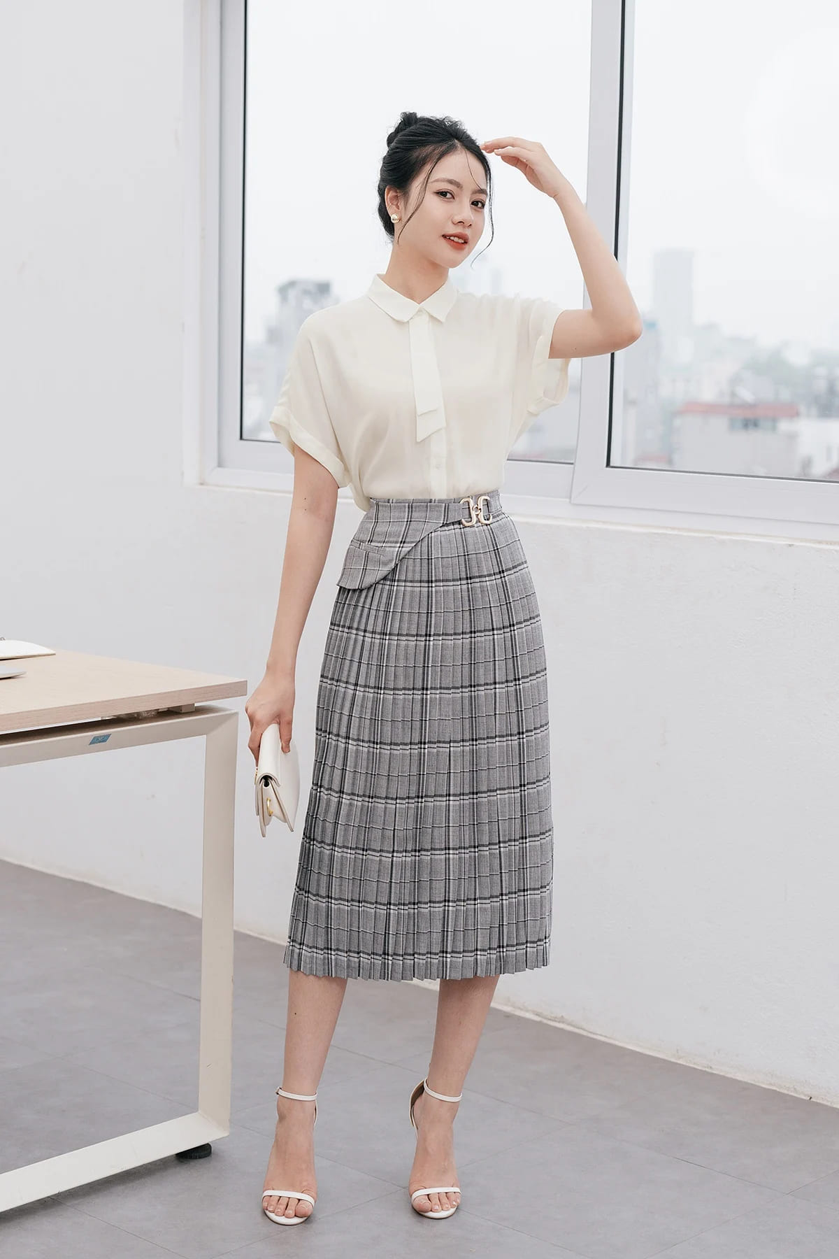 chân váy xòe xếp ly kẻ caro dáng dài