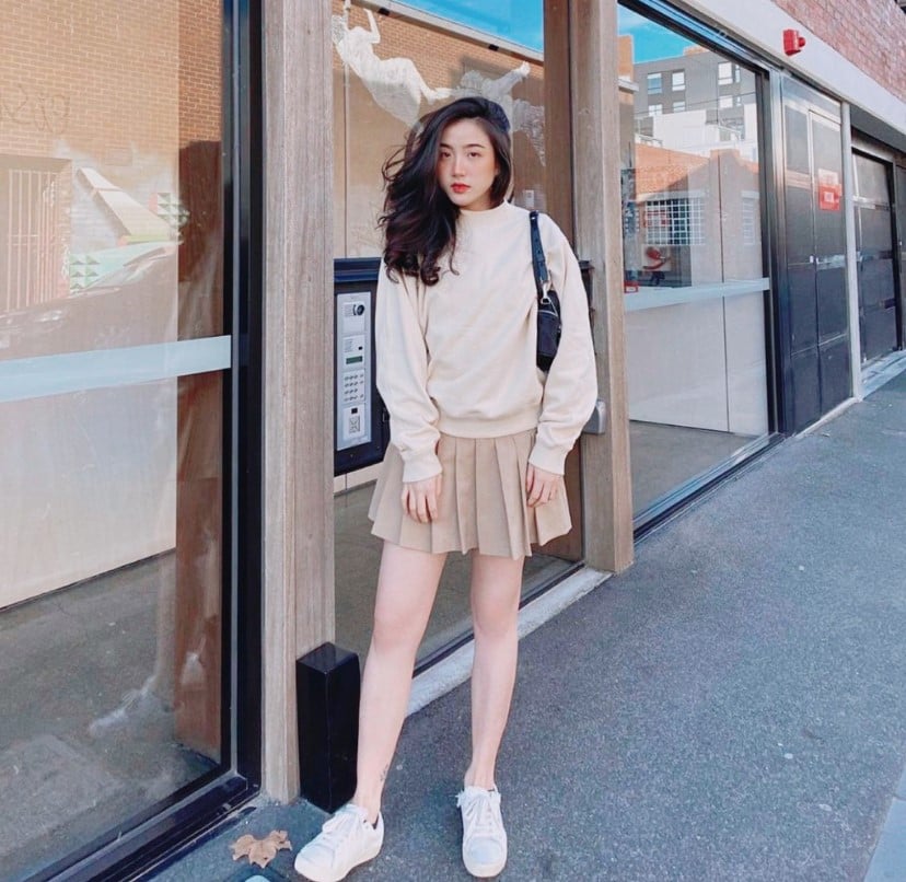 Phối chân váy A với giày sneaker năng động