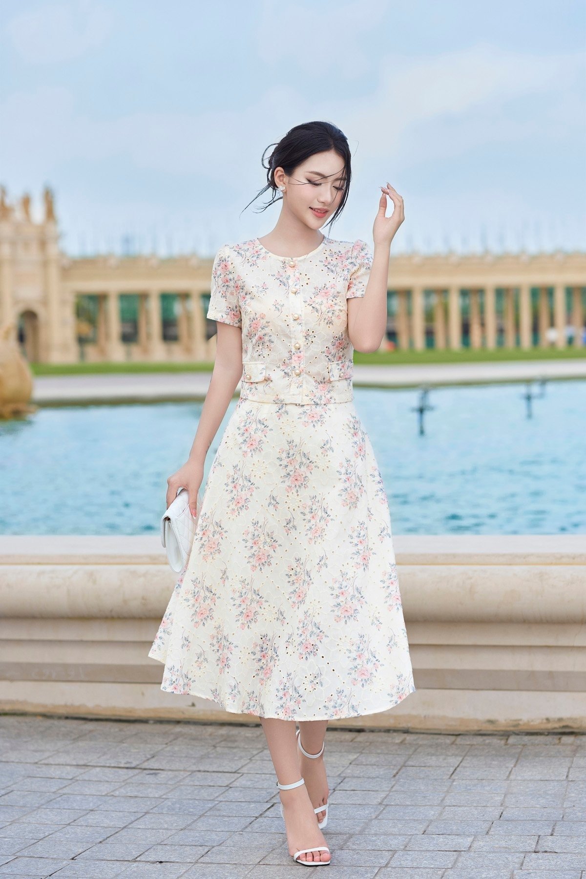 Phối chân váy dài với áo croptop cuốn hút