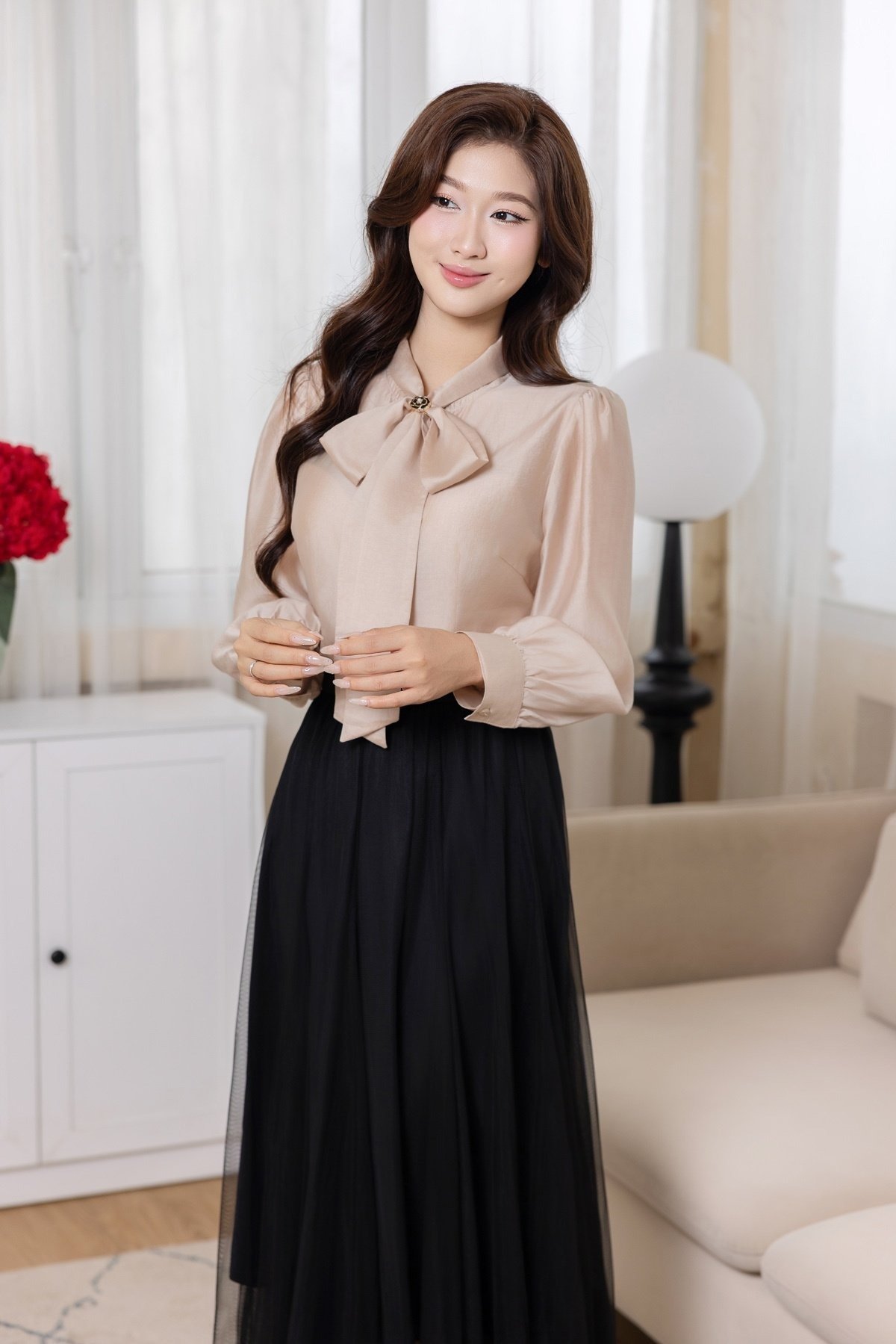 Chân váy đen phối áo sơ mi
