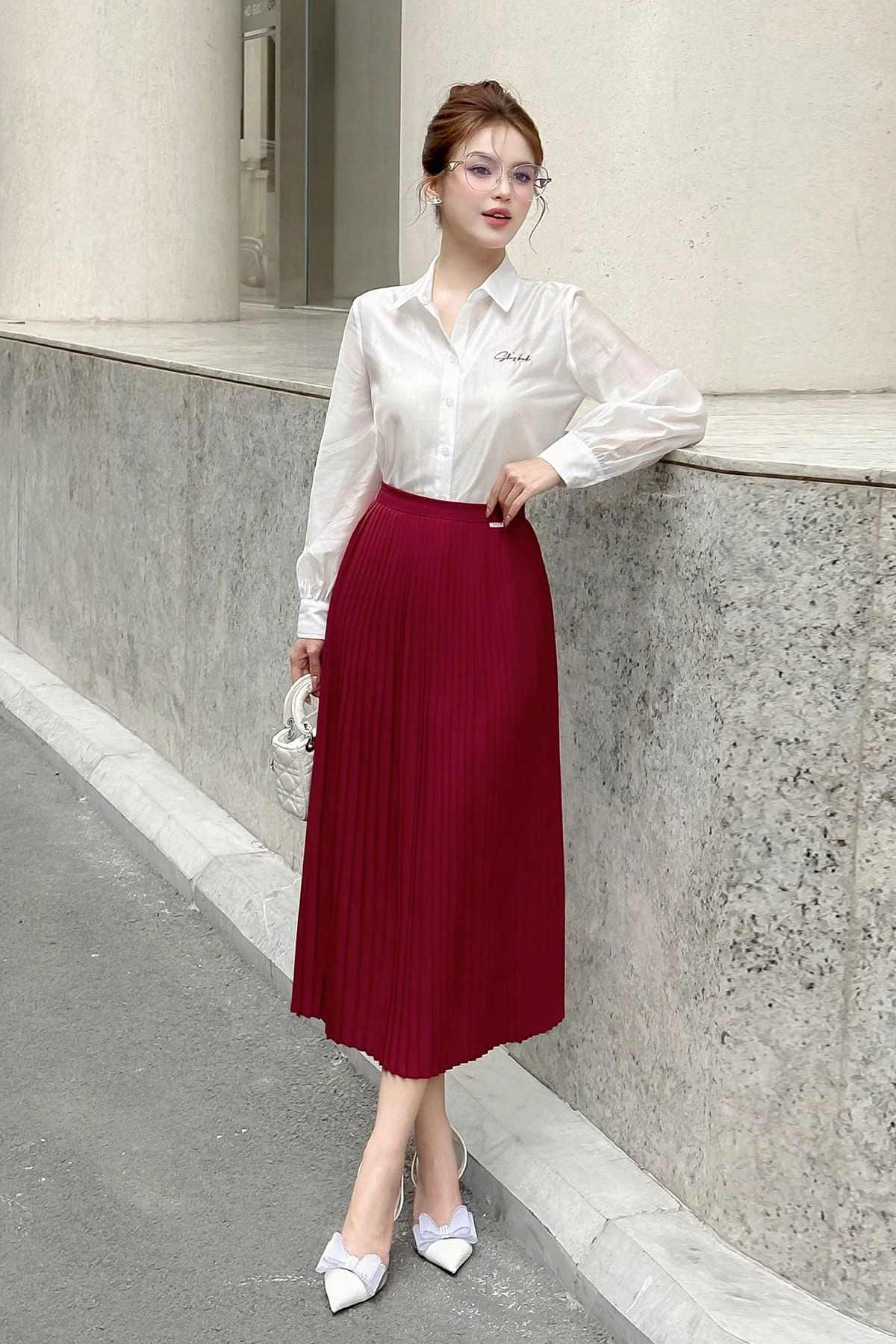 áo sơ mi tone trắng cổ v tay dài cho người gầy nhỏ