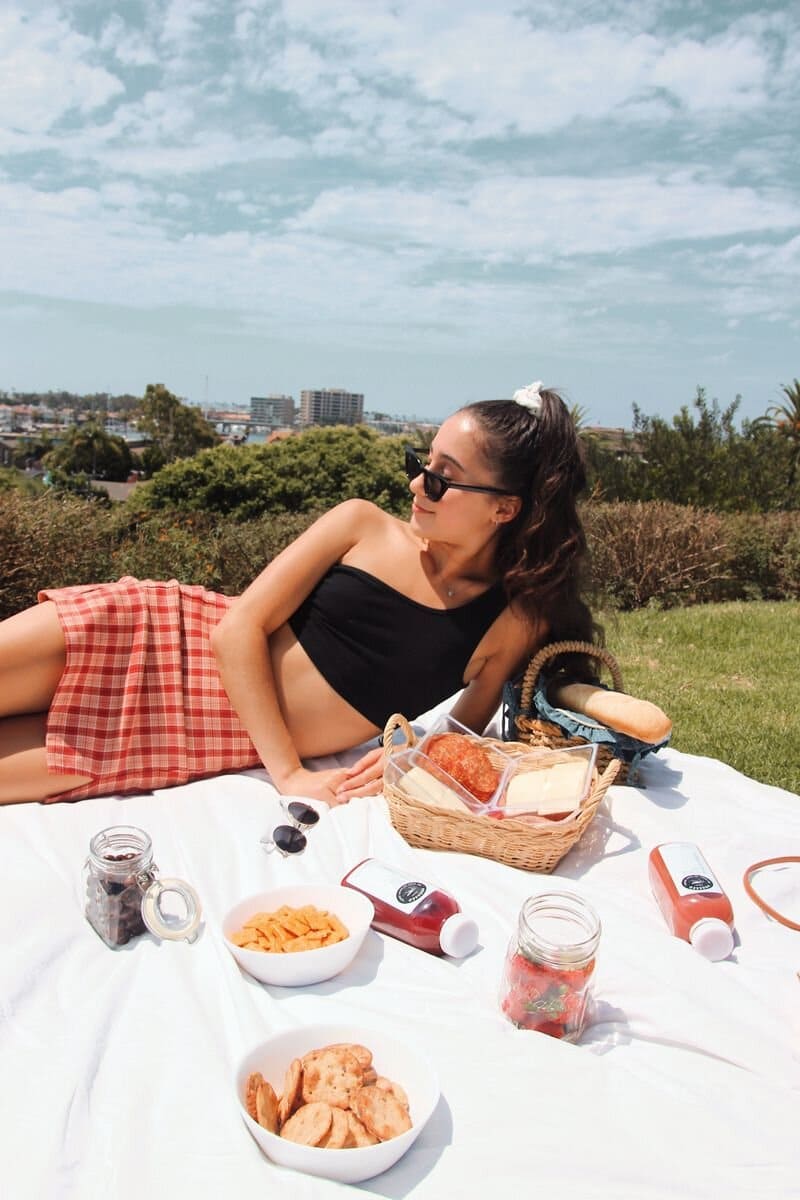 chọn chân váy chữ a kẻ sọc đi picnic