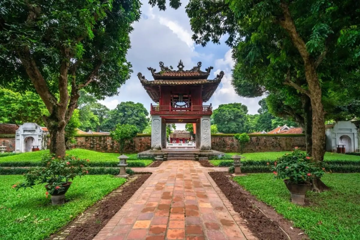 Chụp ảnh tết tại văn miếu quốc tử giám