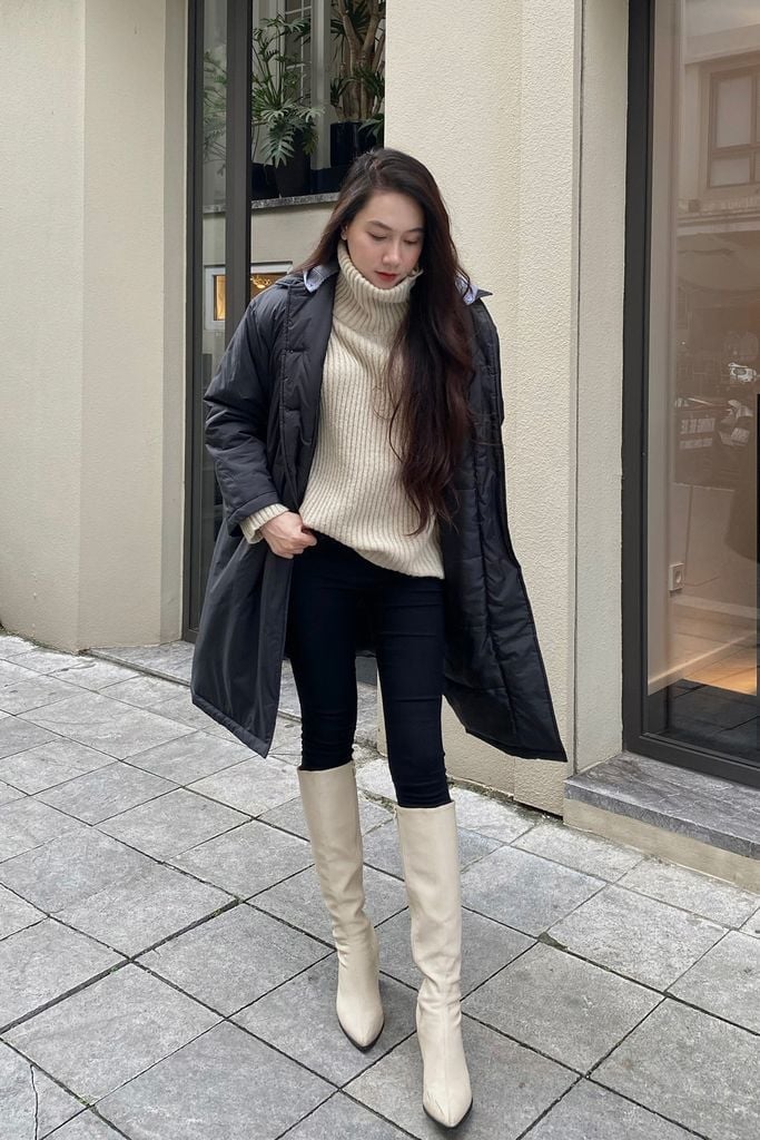 Phối áo phao dáng dài với quần jeans ôm và áo len cổ lọ