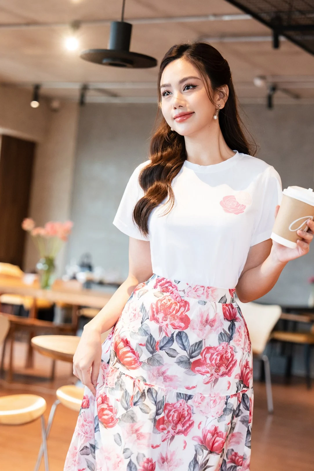 Chân váy xòe họa tiết hoa lá tươi tắn cho mùa hè