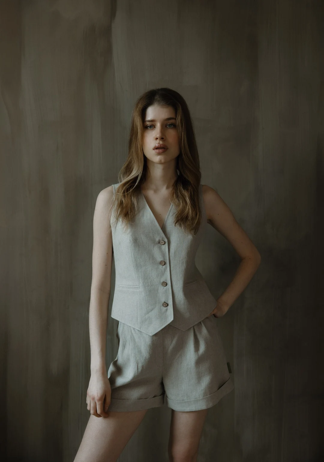 Phối vest gile với quần short trẻ trung, năng động