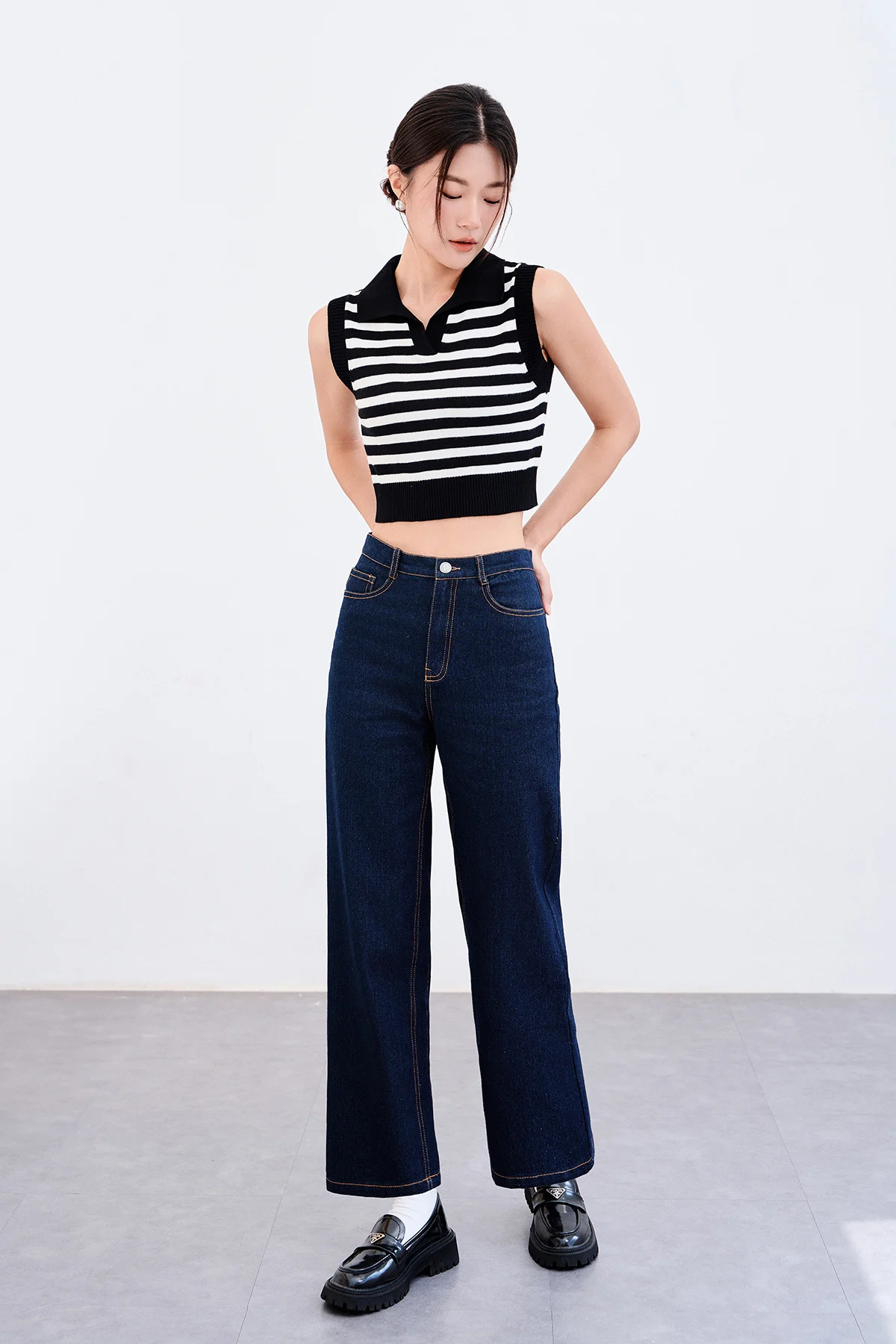 Phối jeans ống suông với áo croptop cá tính