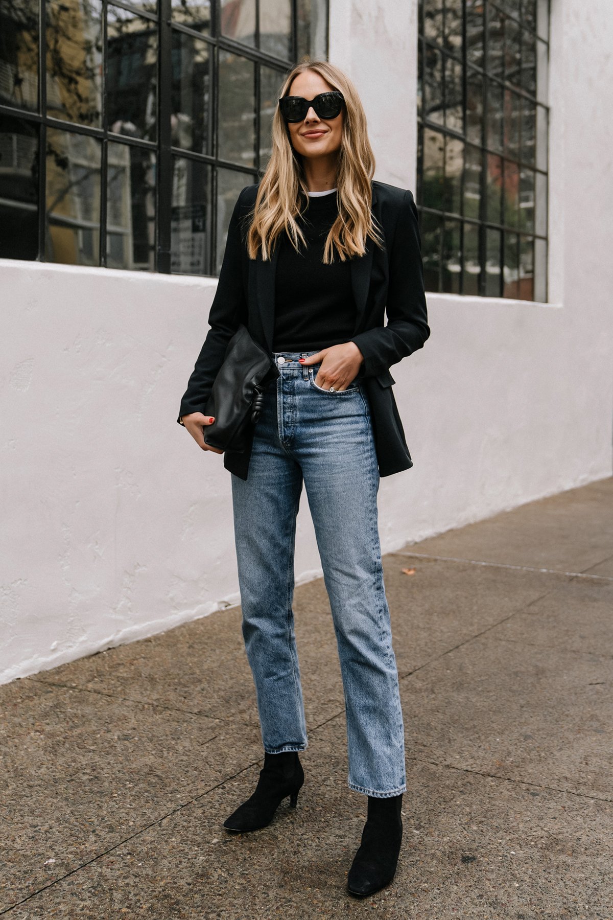 Phối quần jeans ống suông với blazer thời thượng