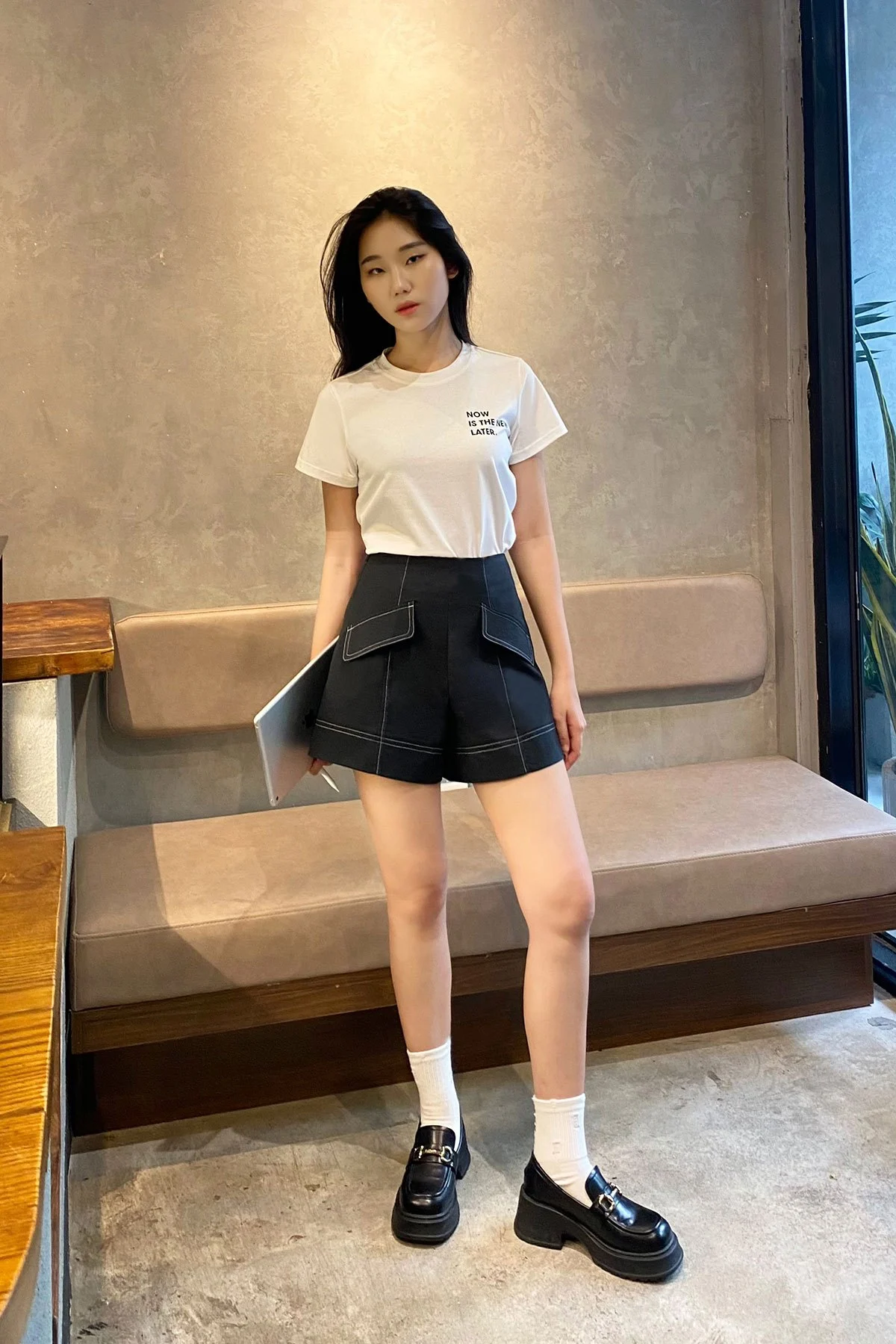 Áo phông trắng basic kết hợp quần shorts năng động