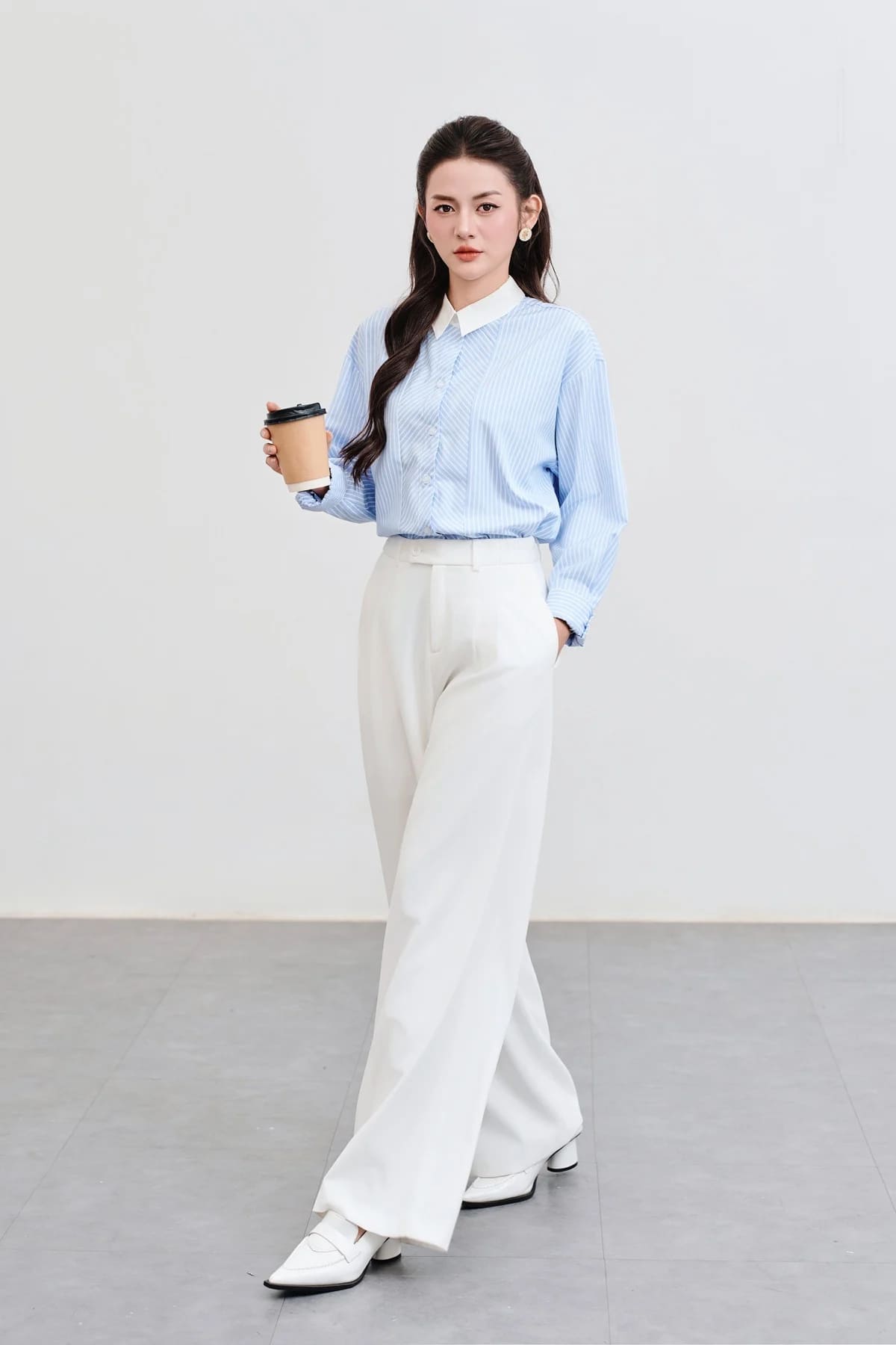 trang phục đi cà phê cùng áo sơ mi và quần suông