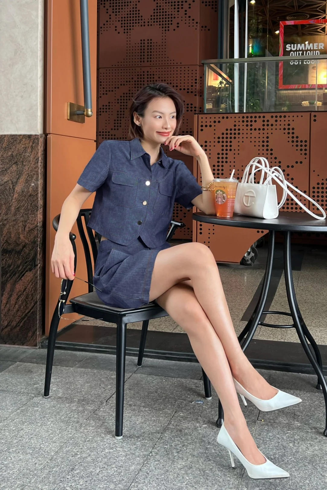 trang phục đi cà phê cùng áo croptop và quần short