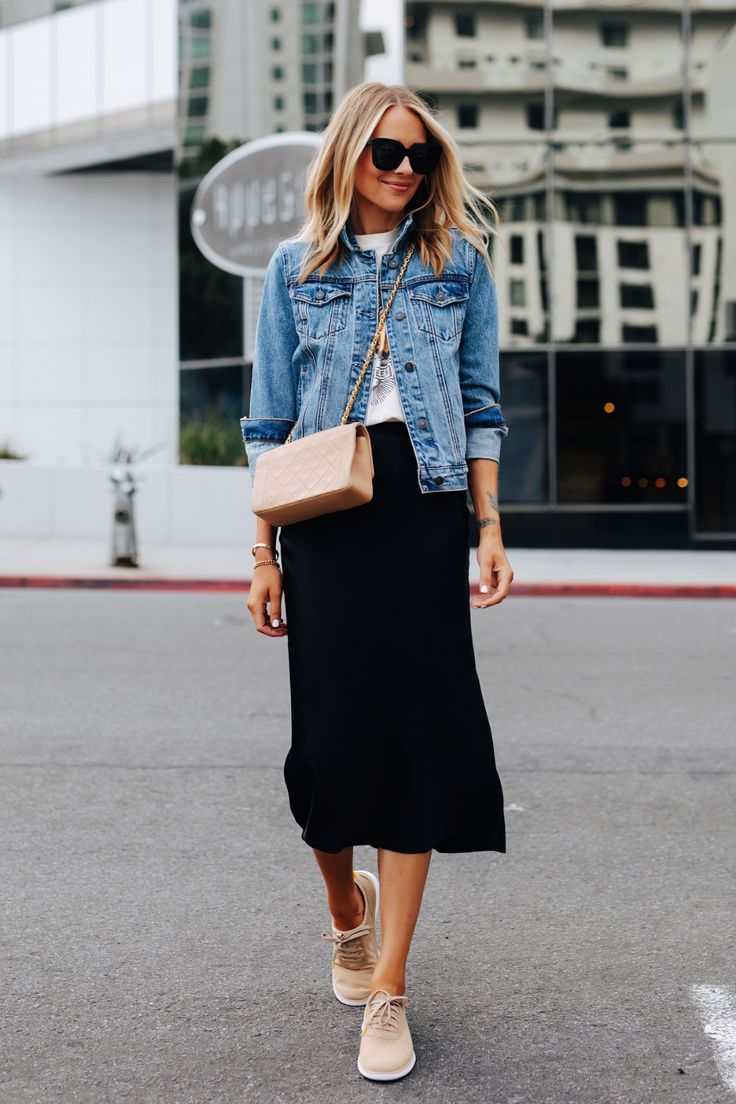Phối áo khoác denim với chân váy suông