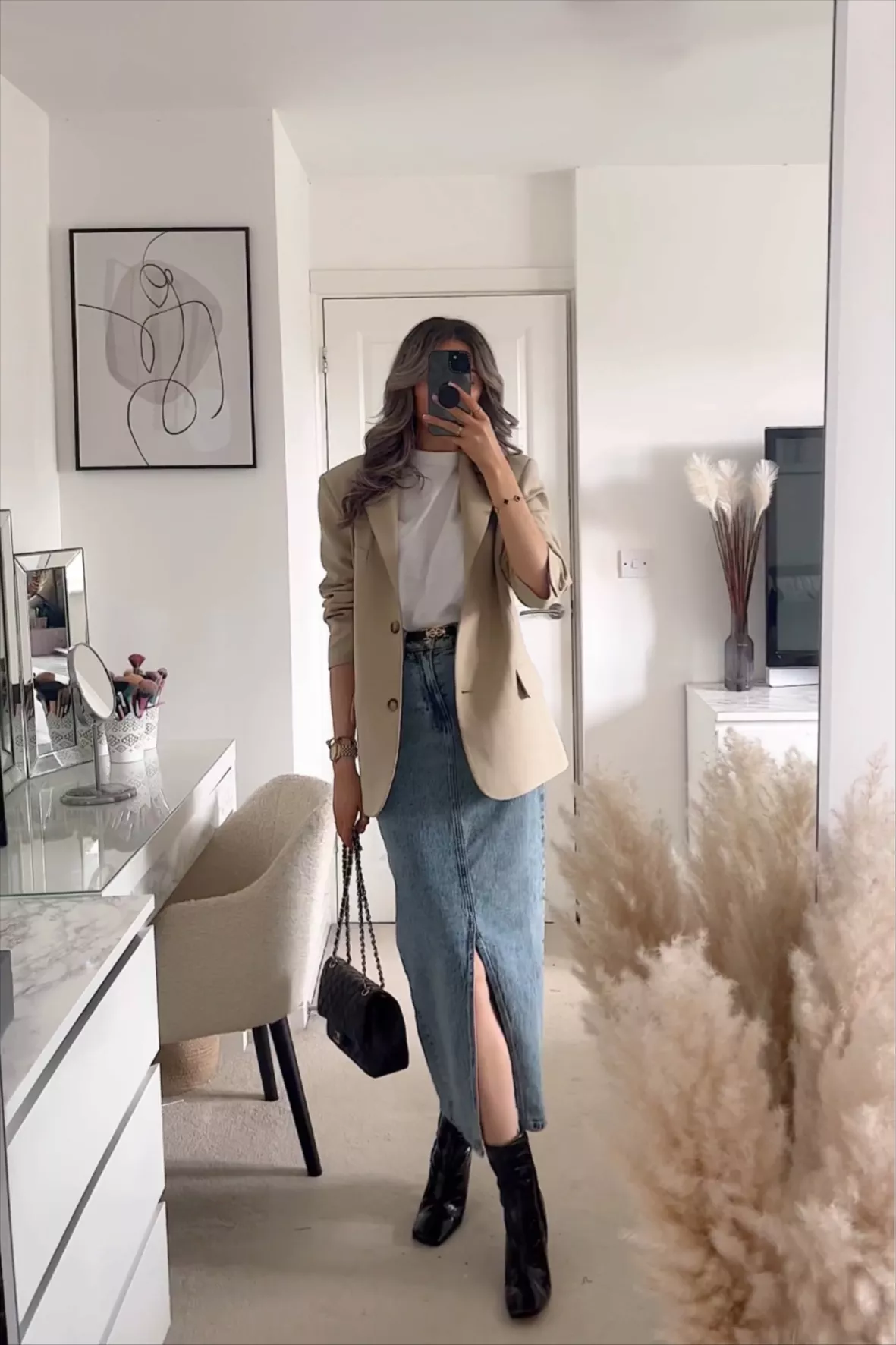Phối áo vest màu be với chân váy denim