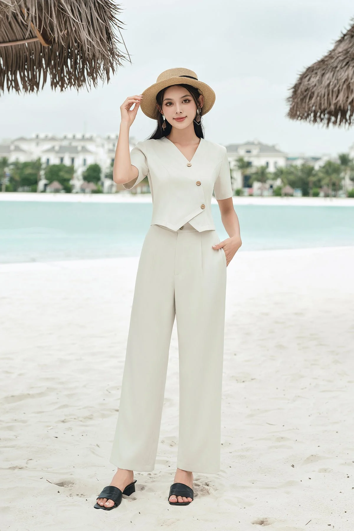 Phối quần tây với áo kiểu màu nhã nhặn
