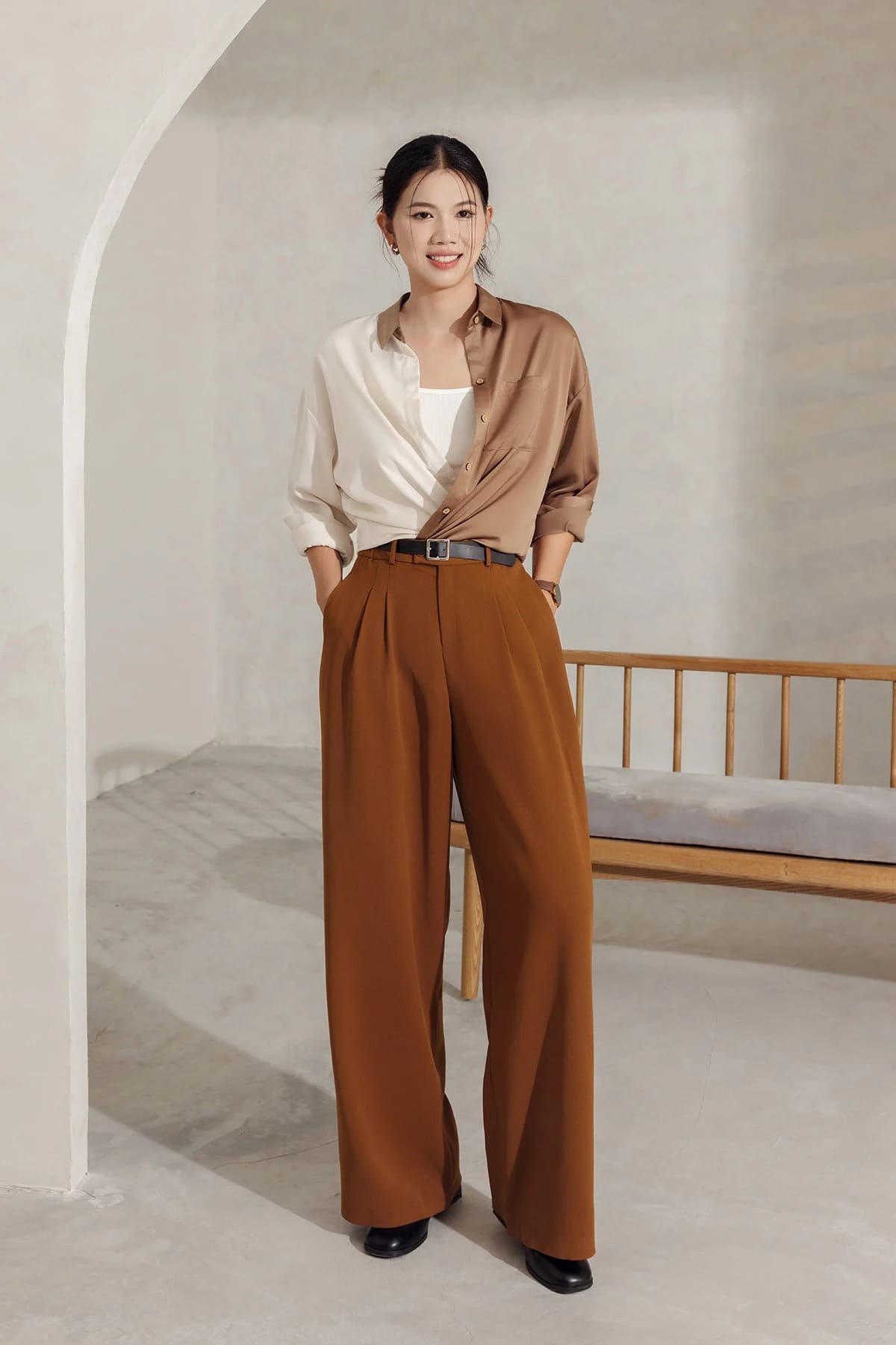 áo sơ mi công sở nữ phối quần suông tone nâu
