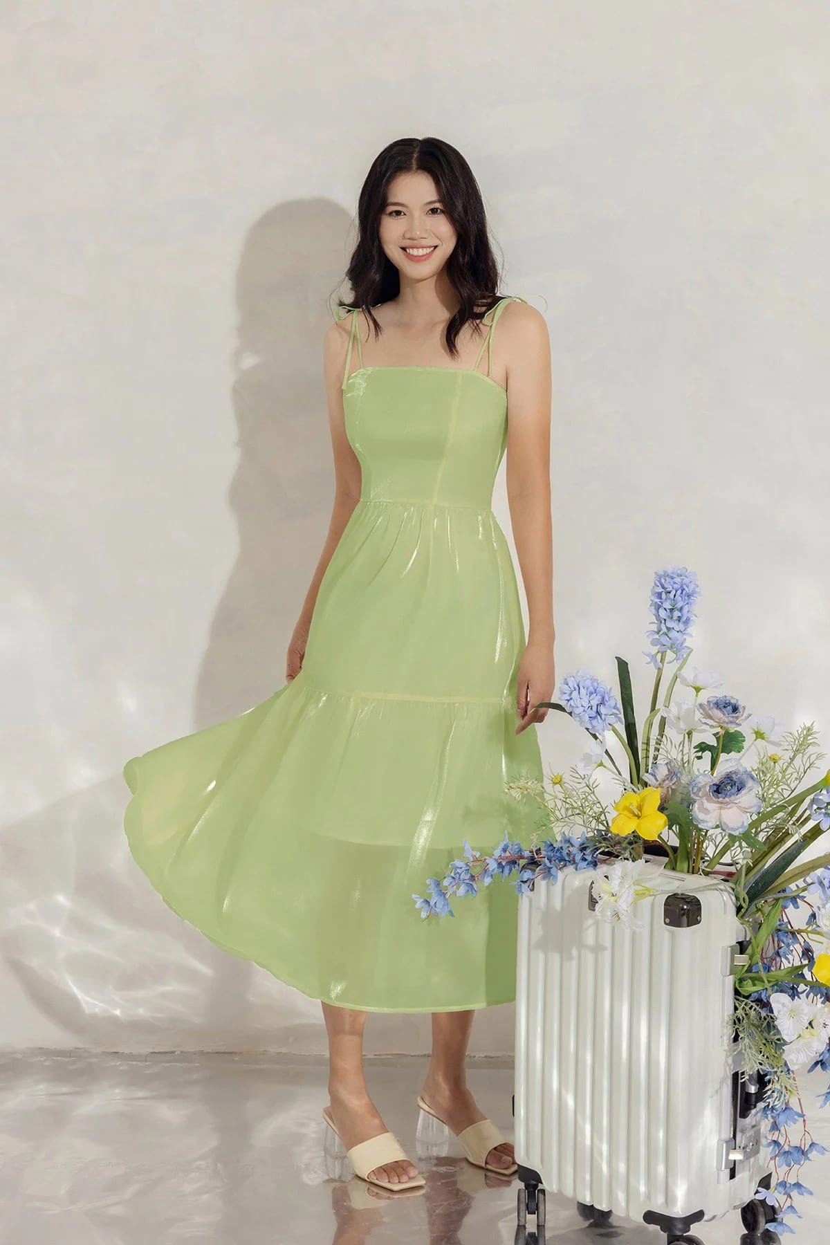 Hướng dẫn chọn trang phục đi biển với đầm 2 dây