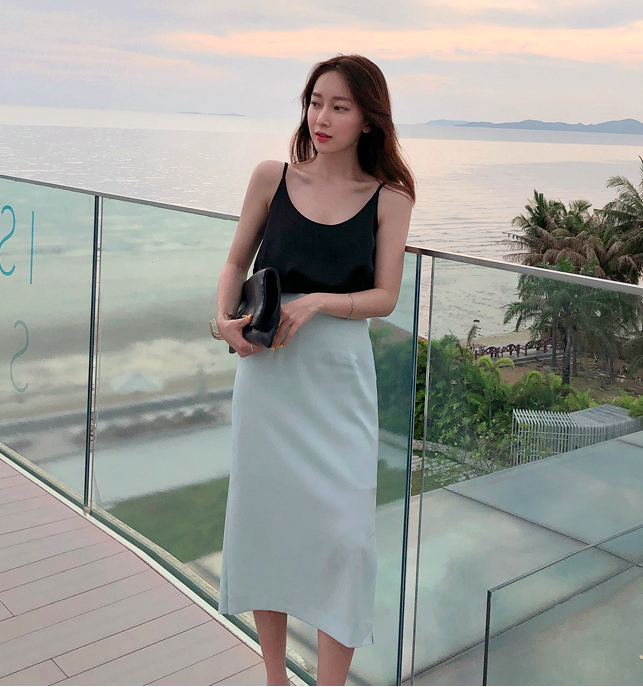 Phối áo 2 dây với chân váy suông gợi cảm.jpg