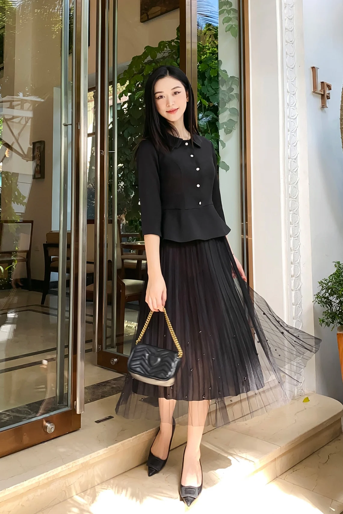 Chân váy xếp ly phối áo vest thanh lịch cho nàng công sở