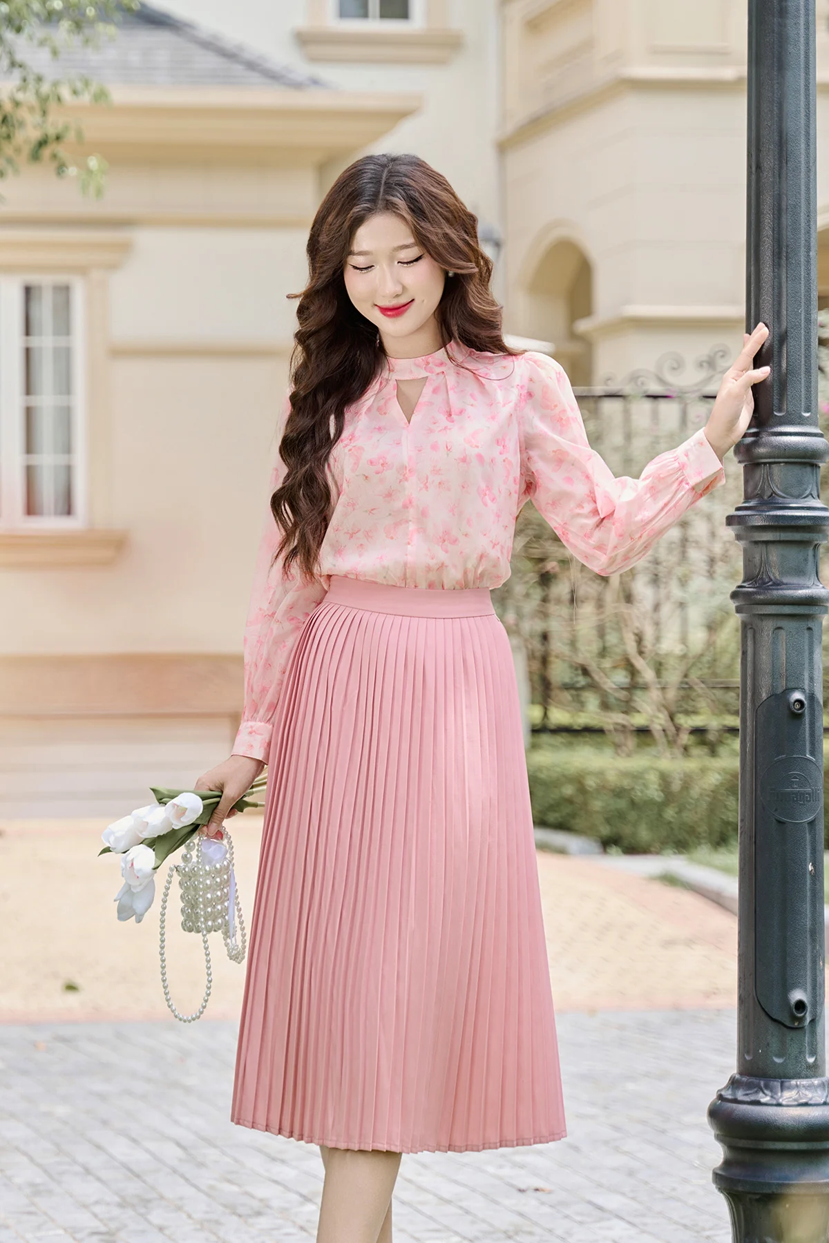 Phối chân váy xếp ly với áo kiểu nữ tính