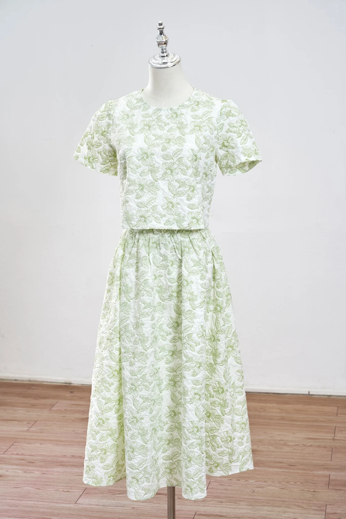 Set đồ đẹp đi biển với croptop và chân váy họa tiết mùa hè