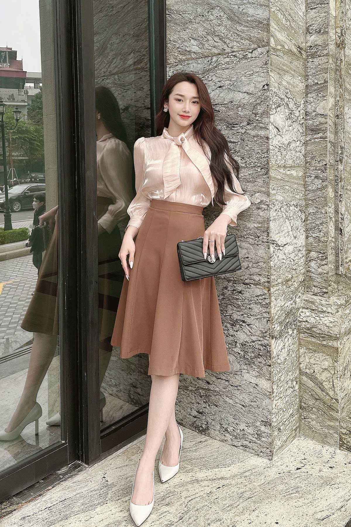Sơ mi cổ nơ điệu đà phối chân váy midi xòe mềm mại