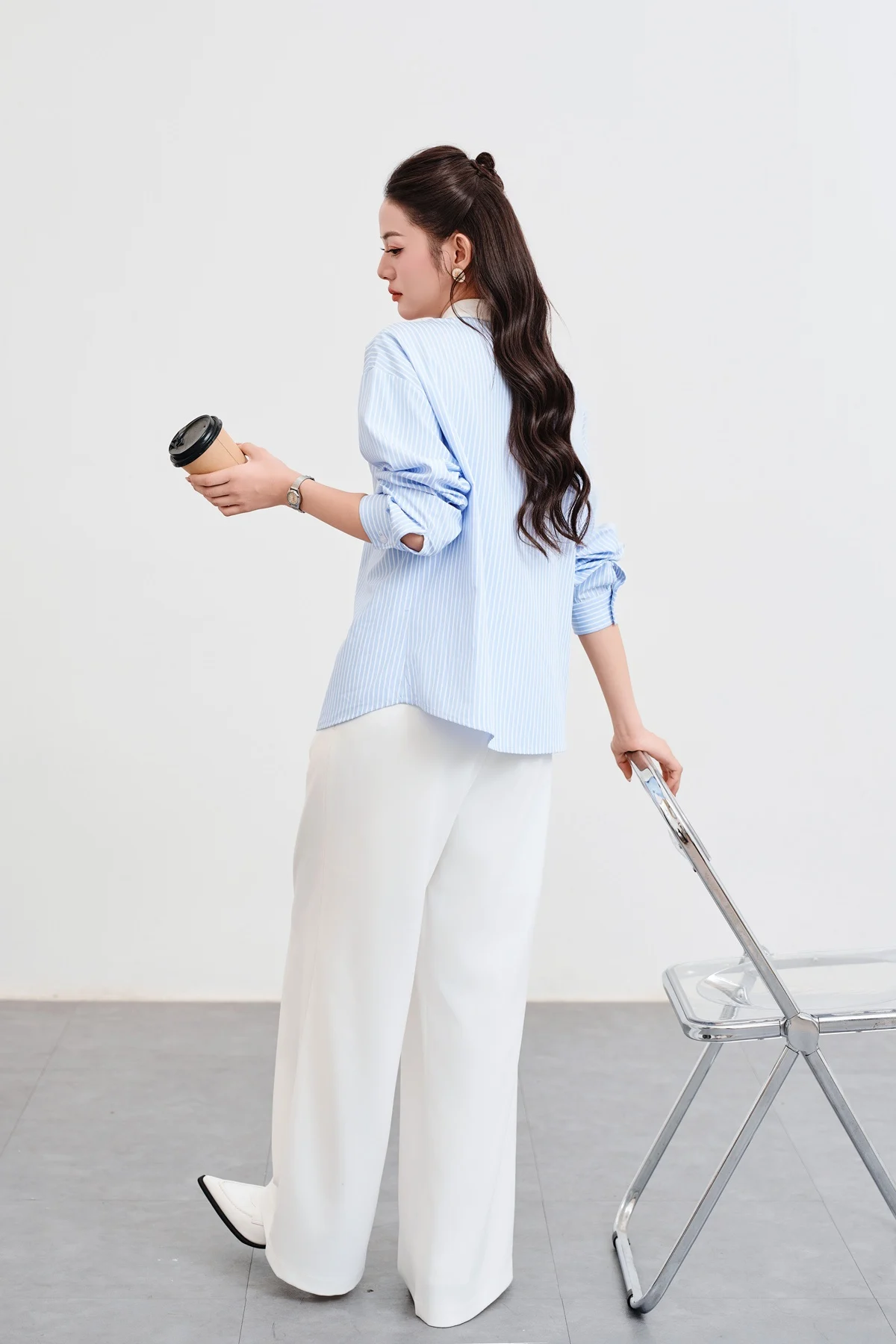 Chọn phụ kiện khi phối cùng áo sơ mi dáng rộng