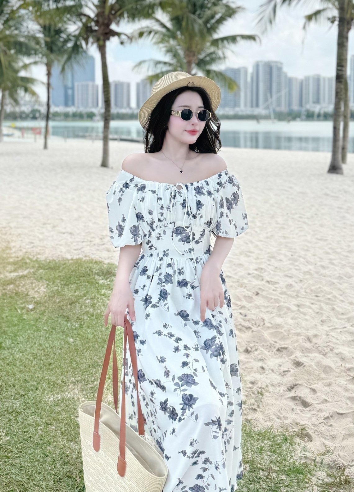 Chọn đầm hoa đi biển đẹp