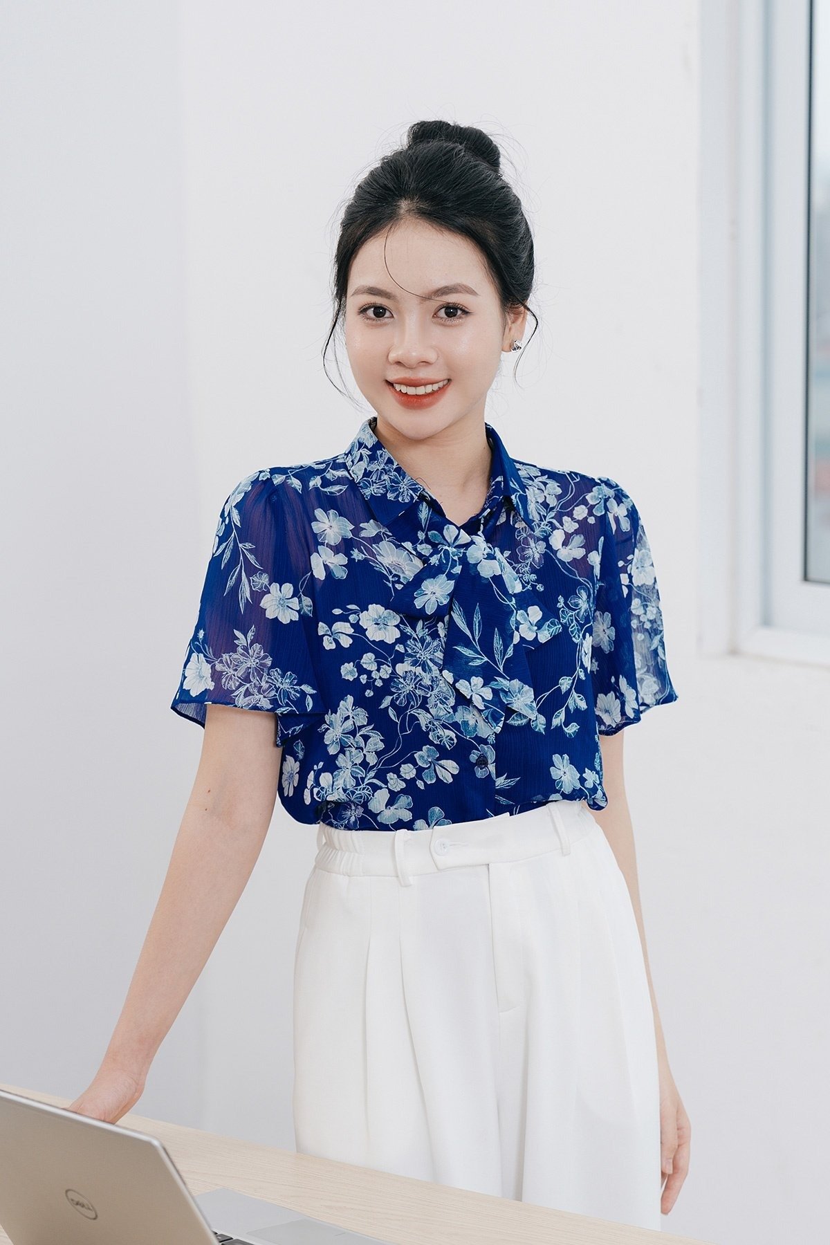 Phối đồ áo sơ mi xanh dương nữ