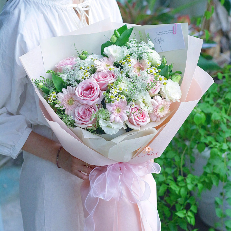 Một bó hoa tươi thắm tặng mẹ