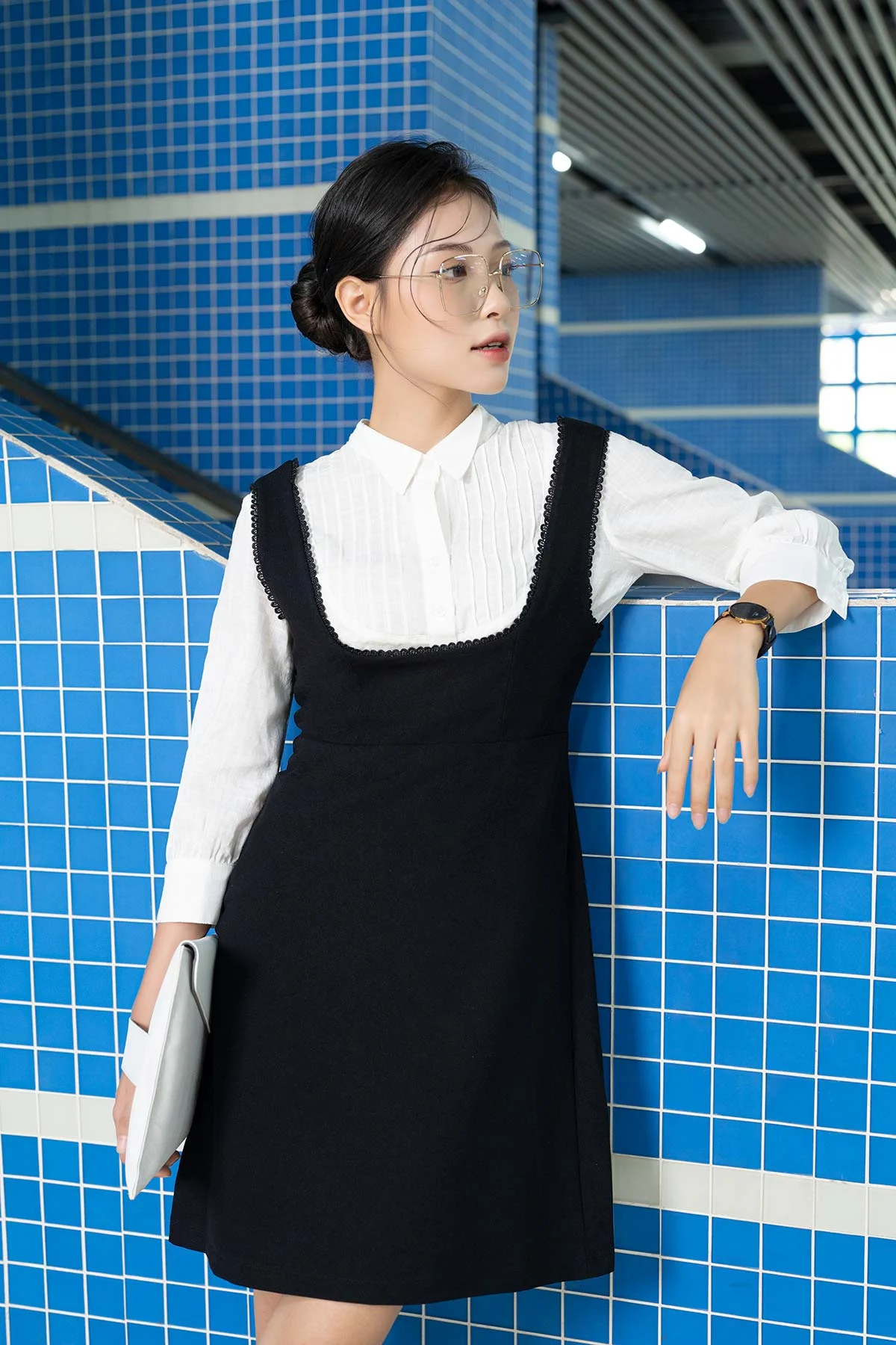 Mặc sơ mi trắng bên trong đầm 2 dây