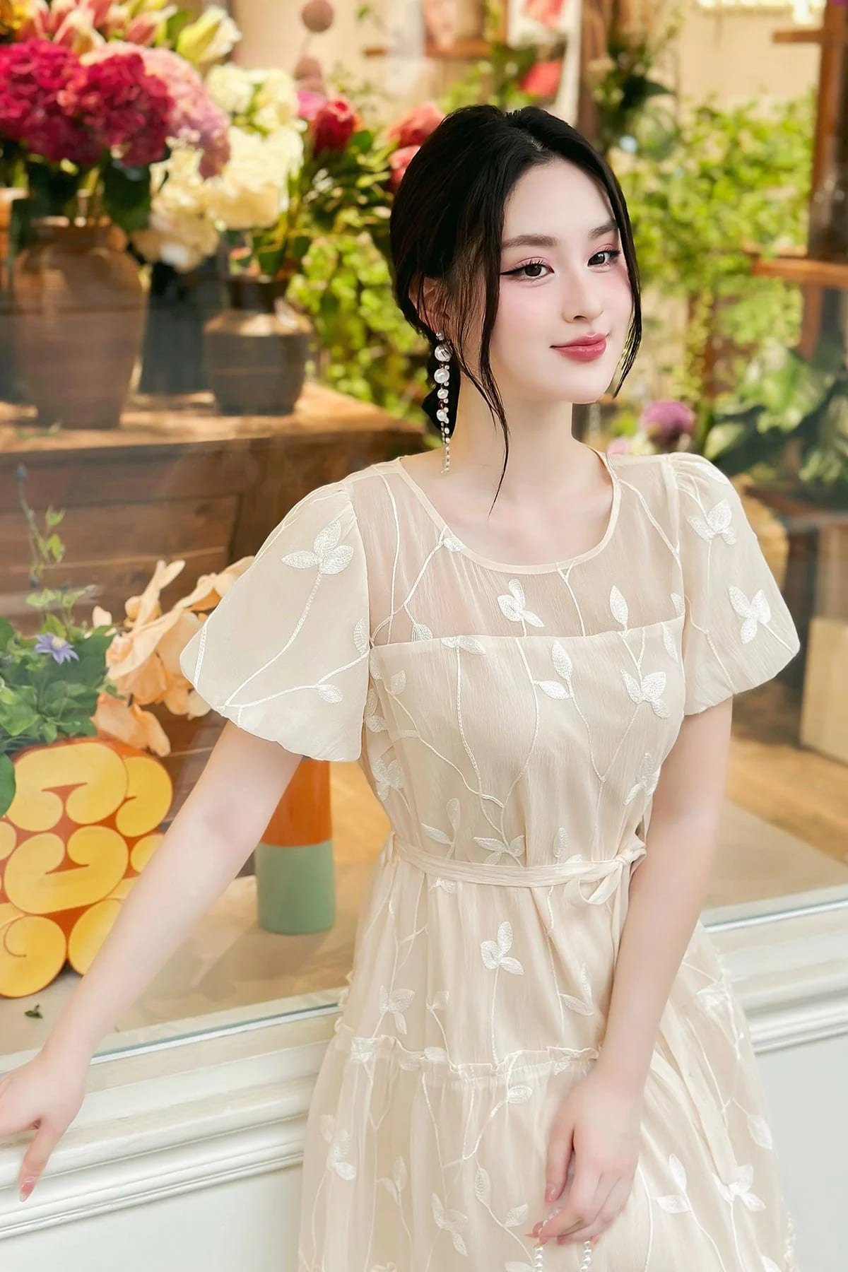 đầm maxi cho người thấp tone be vai phồng