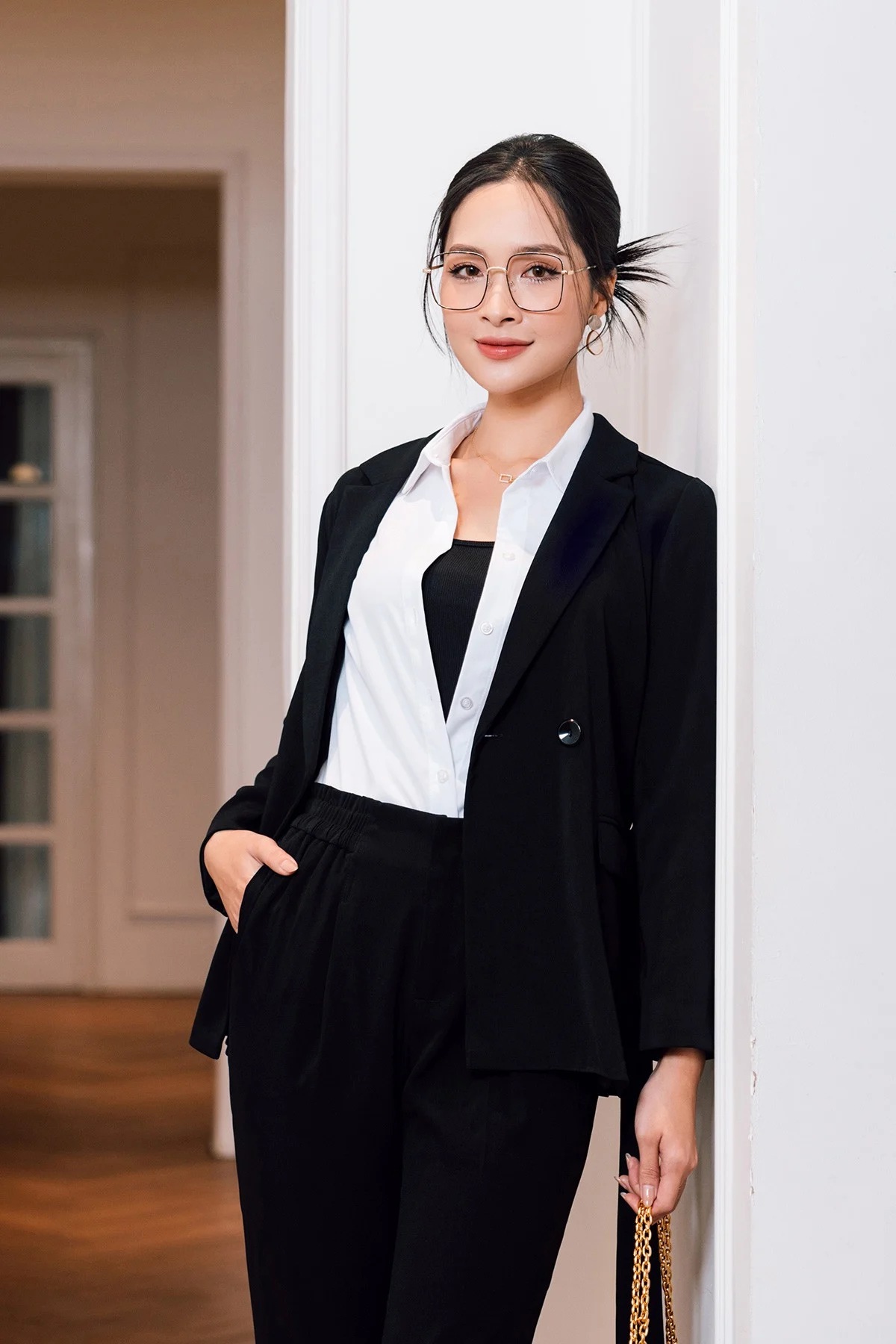 Phối sơ mi + blazer + quần âu tạo nên set đồ chuyên nghiệp.jpg