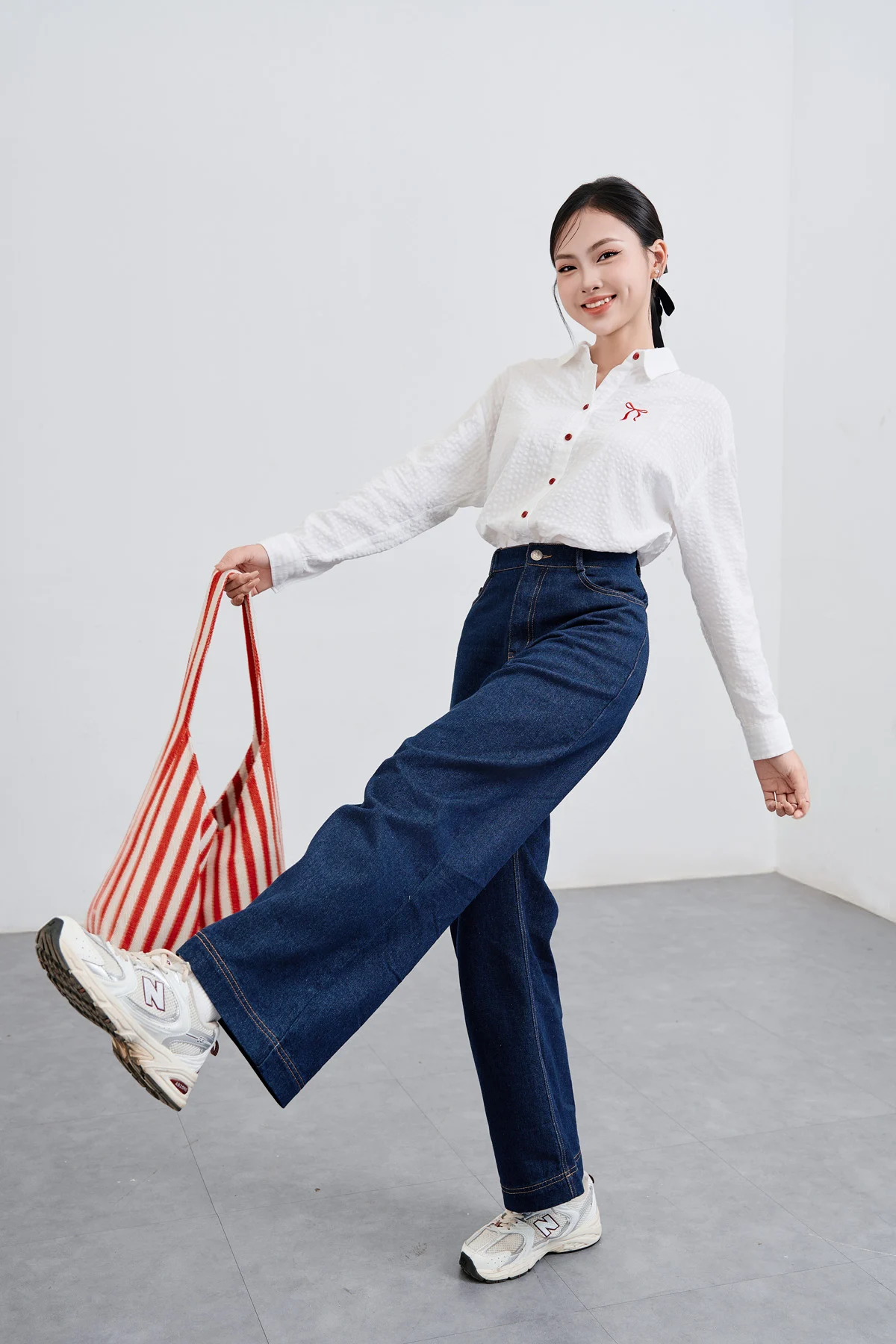 Phối sơ mi với quần jeans ống suông thanh lịch, cá tính
