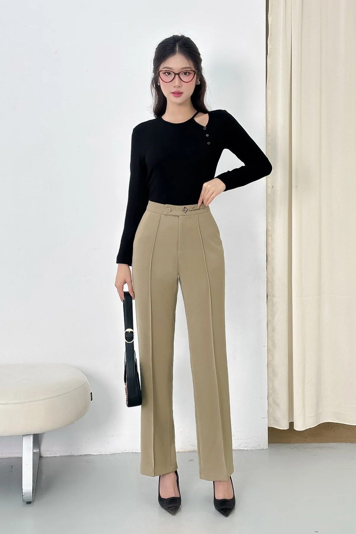 Phối quần ống suông với giày cao gót mũi nhọn