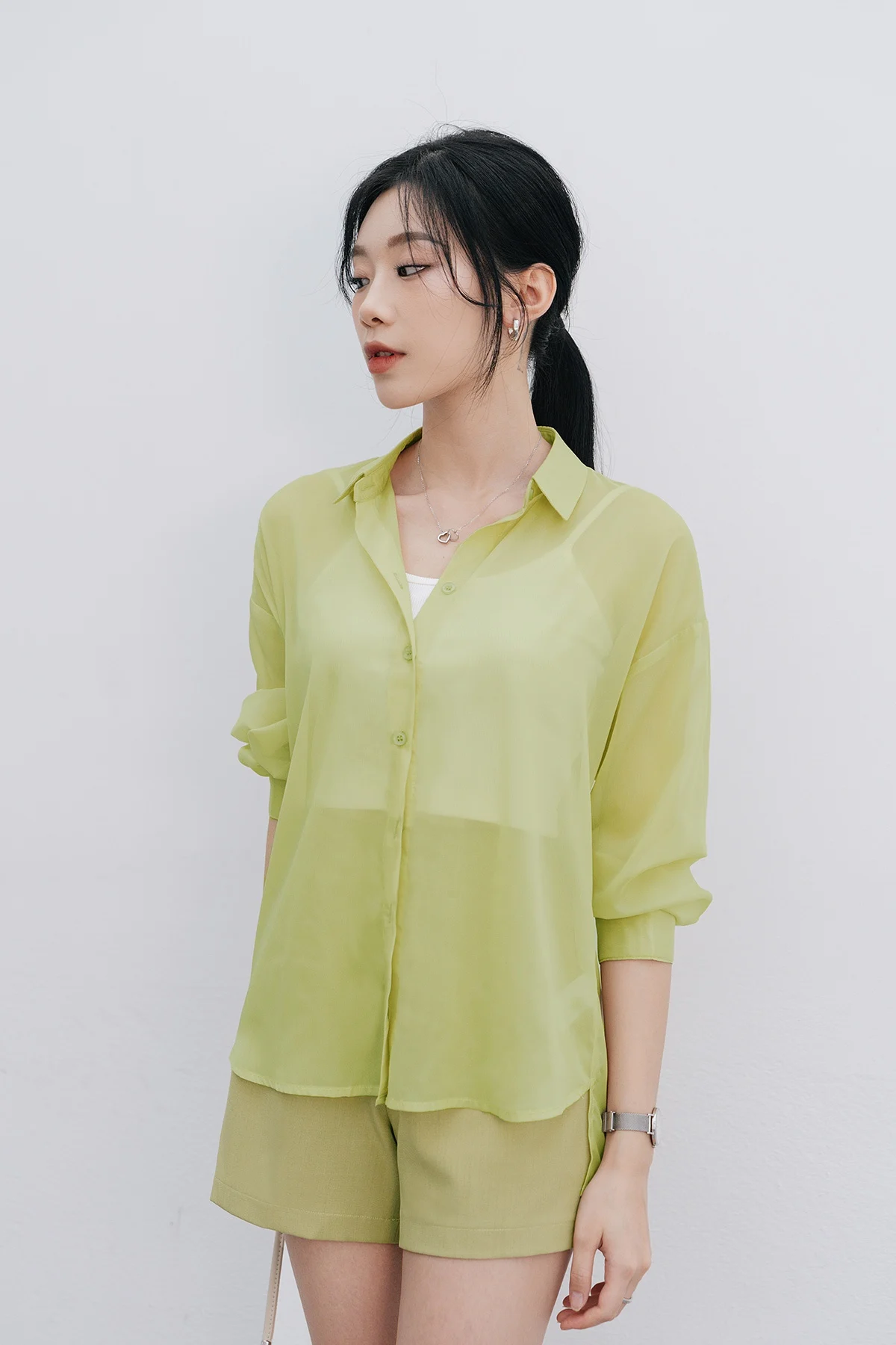 Nên chọn sơ mi sáng màu cho người gầy