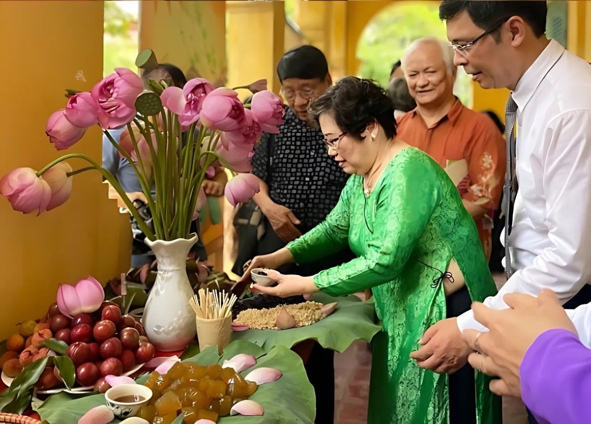 Người cúng lễ tết Đoan Ngọ