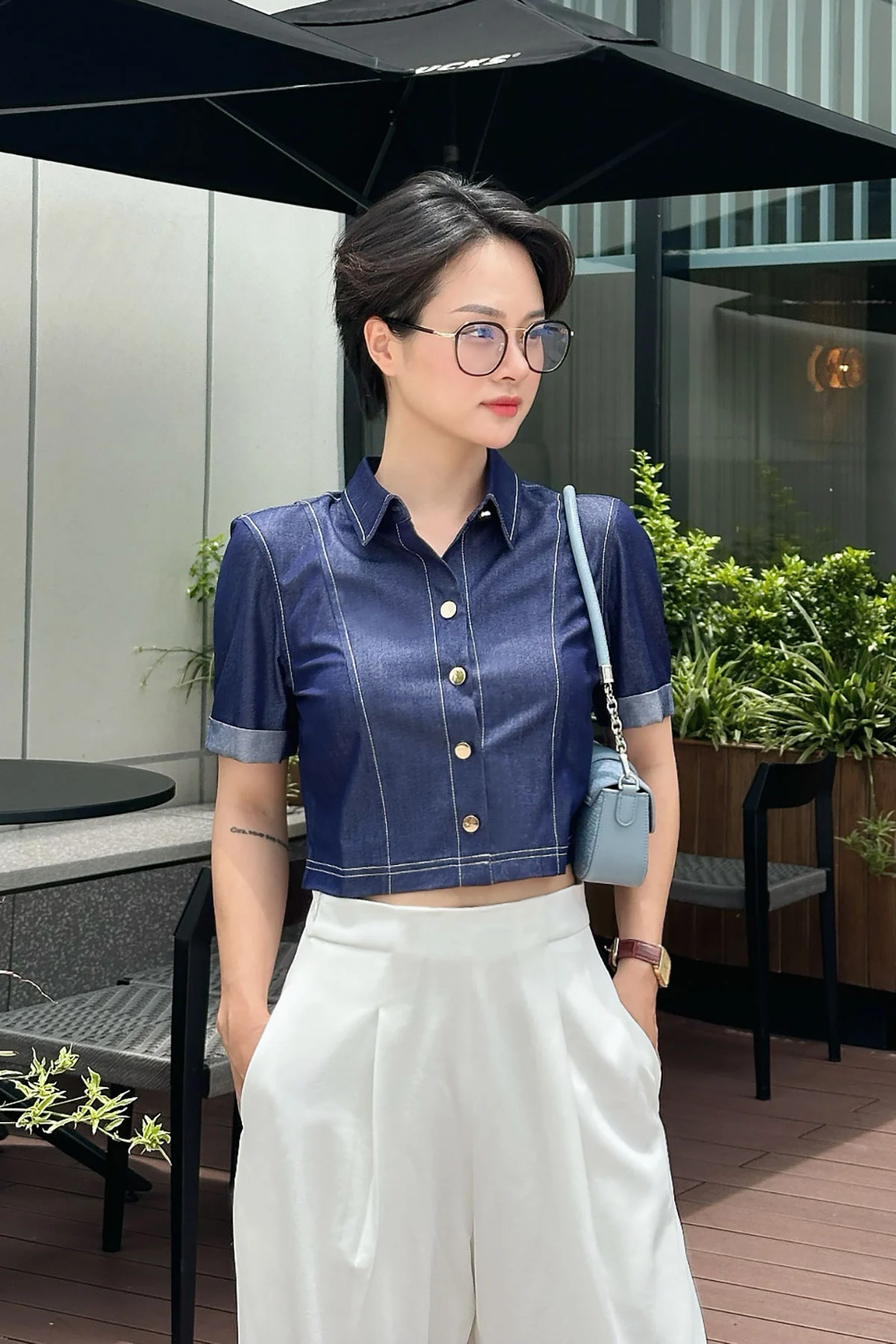 Phối áo sơ mi với quần cạp cao để thể hiện tối đa chiều cao cơ thể