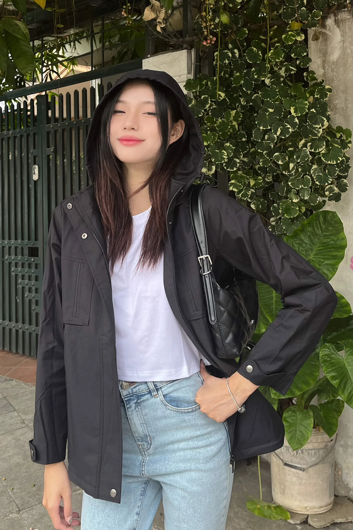 Áo khoác gió phối quần jeans trẻ trung