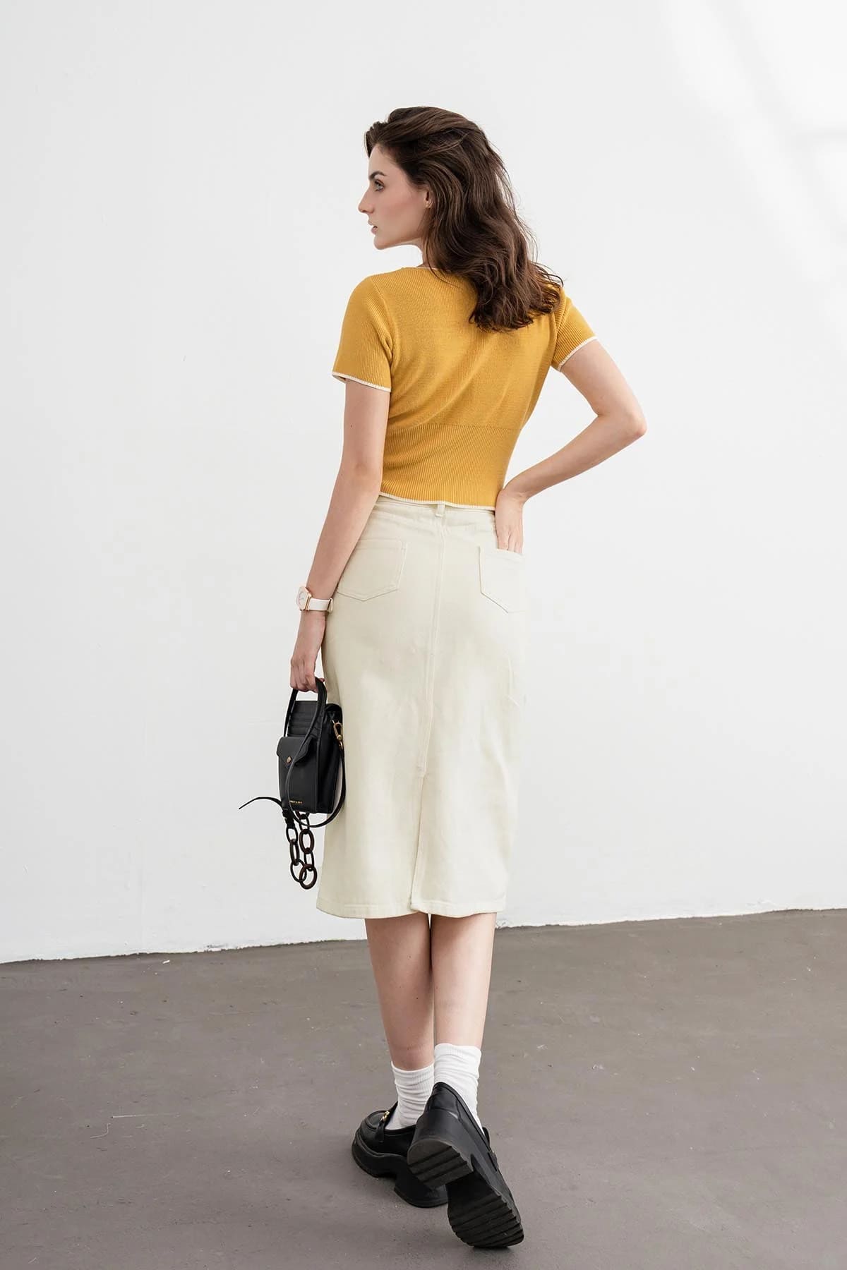 outfit đi biển kín đáo đẹp thu hút cùng chân váy jean phối áo thun len