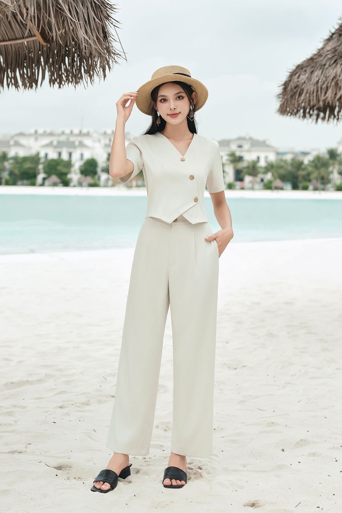 outfit đi biển kín đáo đẹp thu hút cùng quần ống rộng phối áo tay ngắn