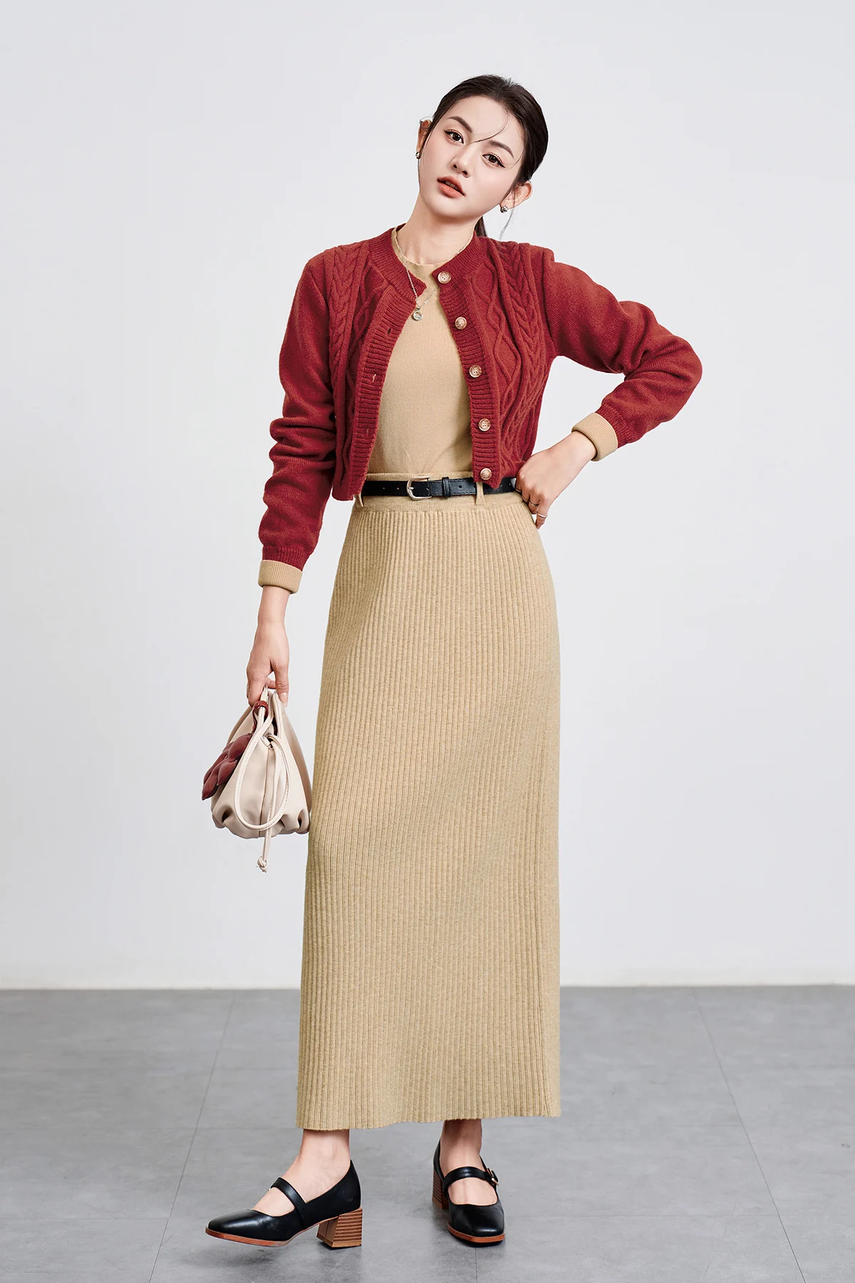 Phối chân váy dài với áo khoác cardigan