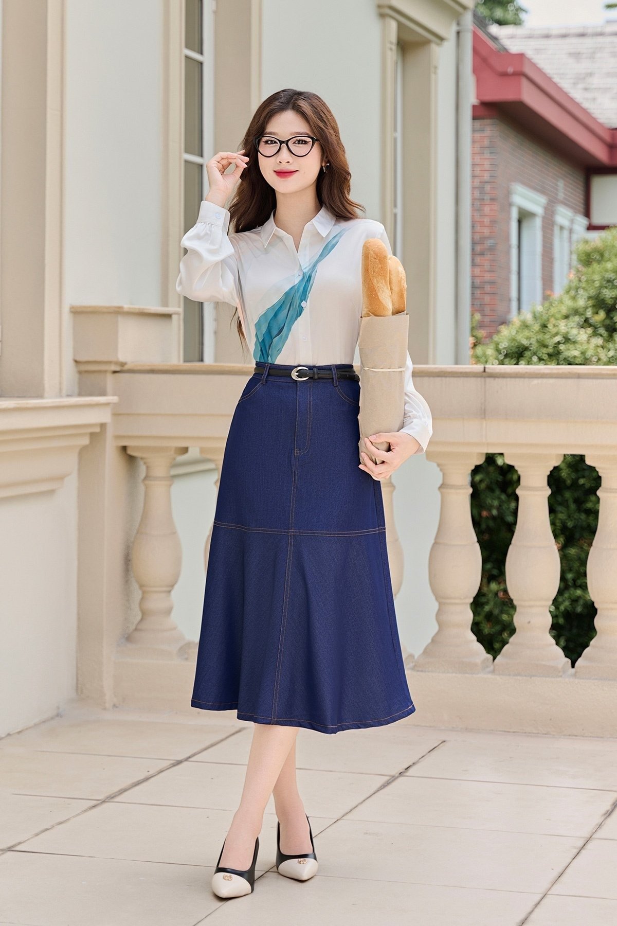 Phối áo sơ mi với chân váy jean