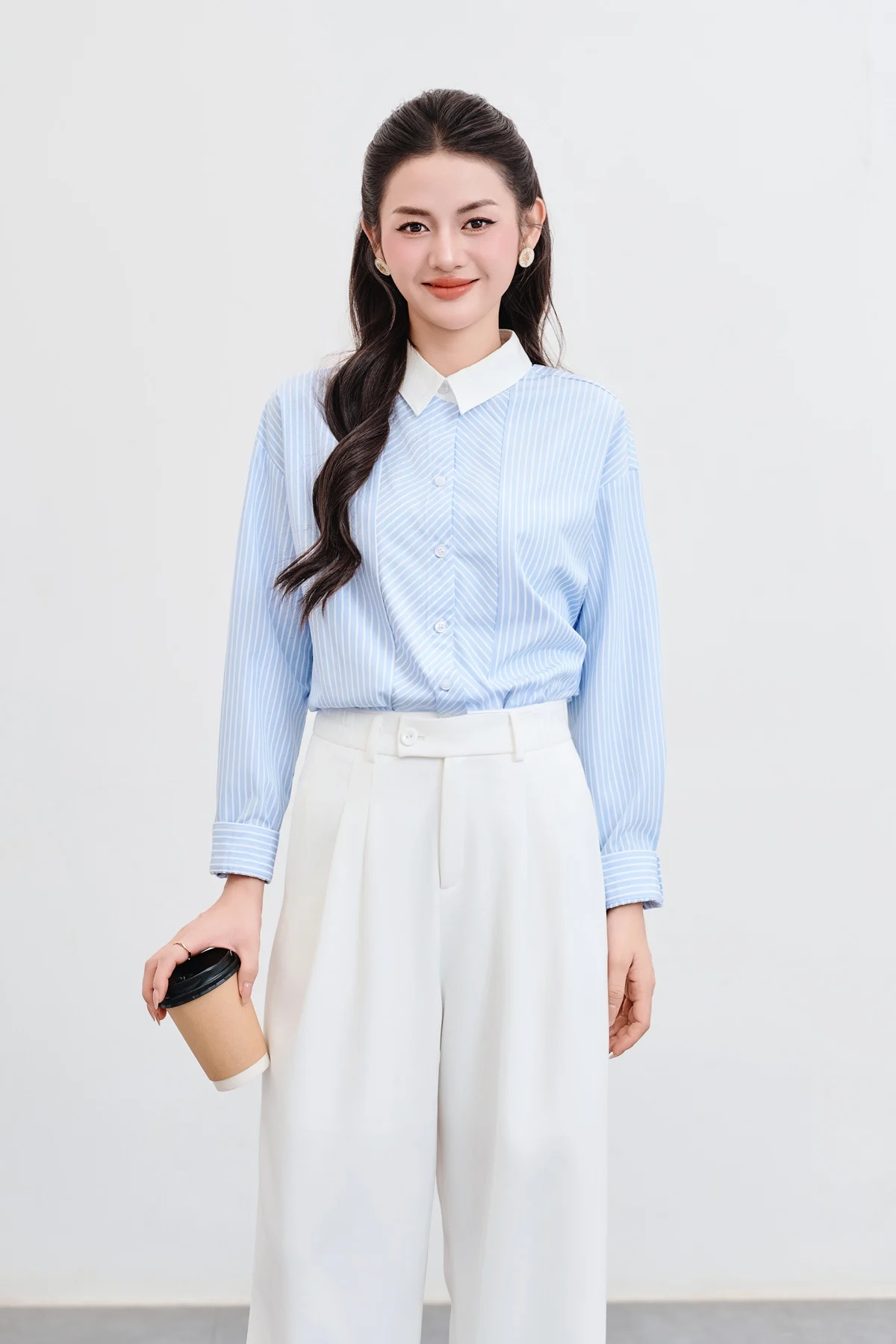 Áo sơ mi và quần tây là bộ đôi quen thuộc cho mọi cô nàng công sở