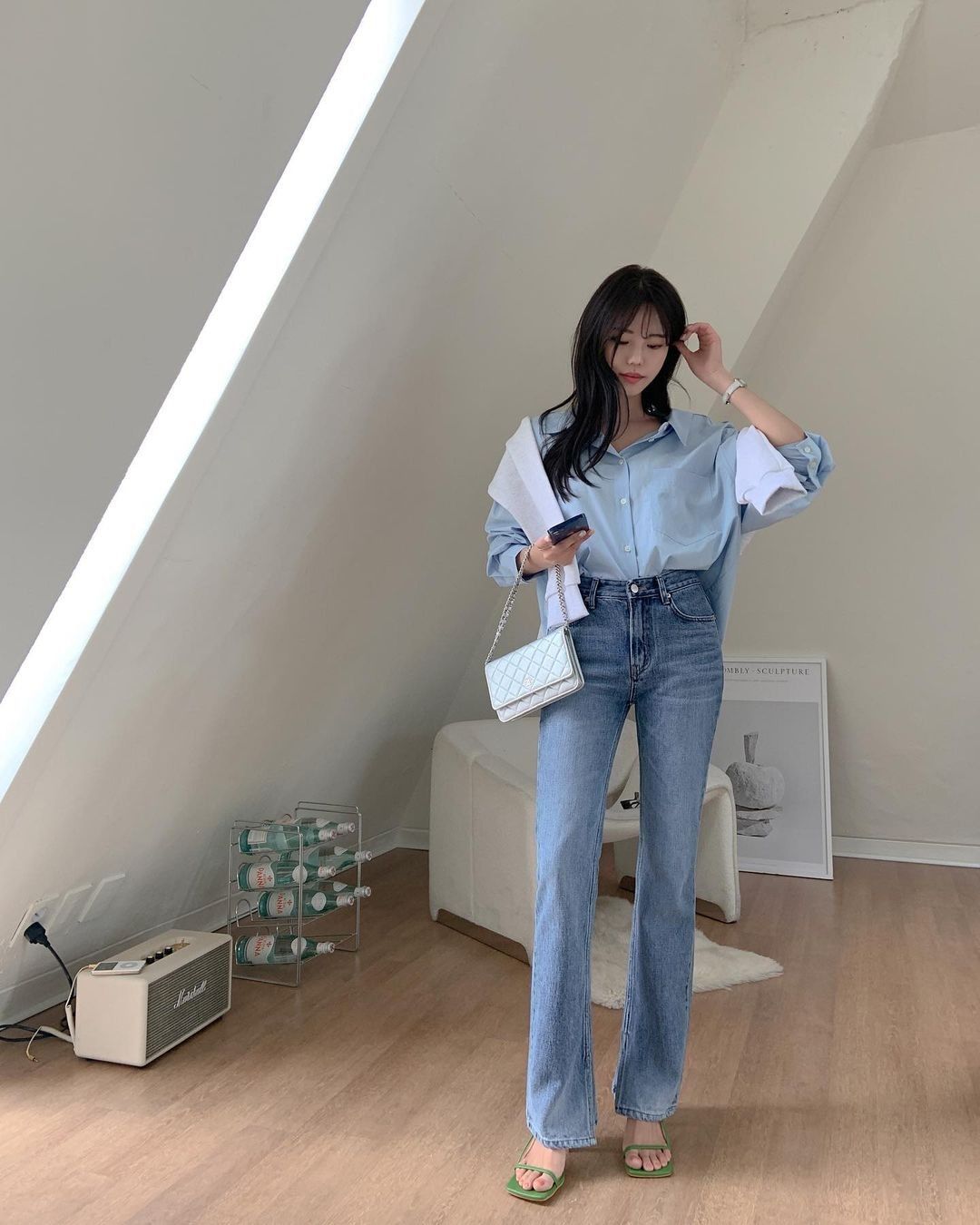 Phối các sắc độ của màu xanh dương cũng sẽ tạo ra một outfit hài hòa