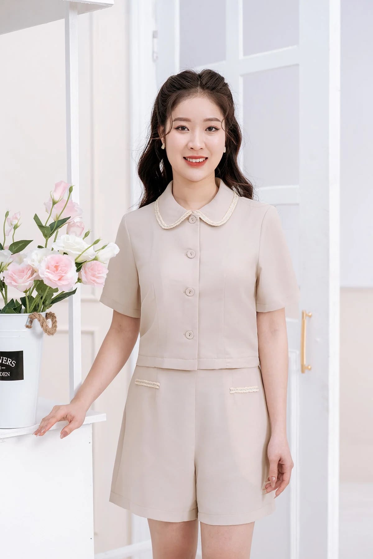 outfit công sở với quần short nữ phối áo cổ sen