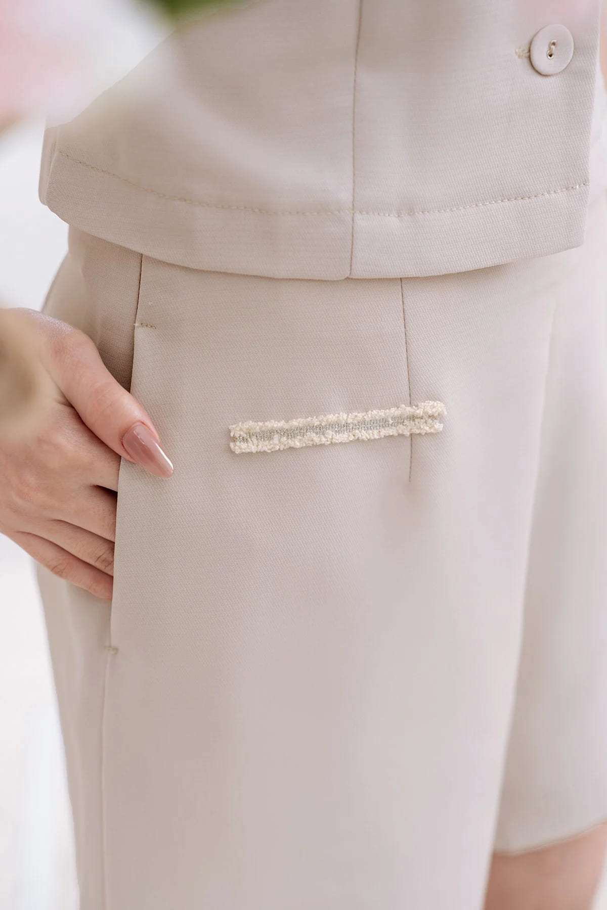 outfit công sở với quần short nữ tone kem