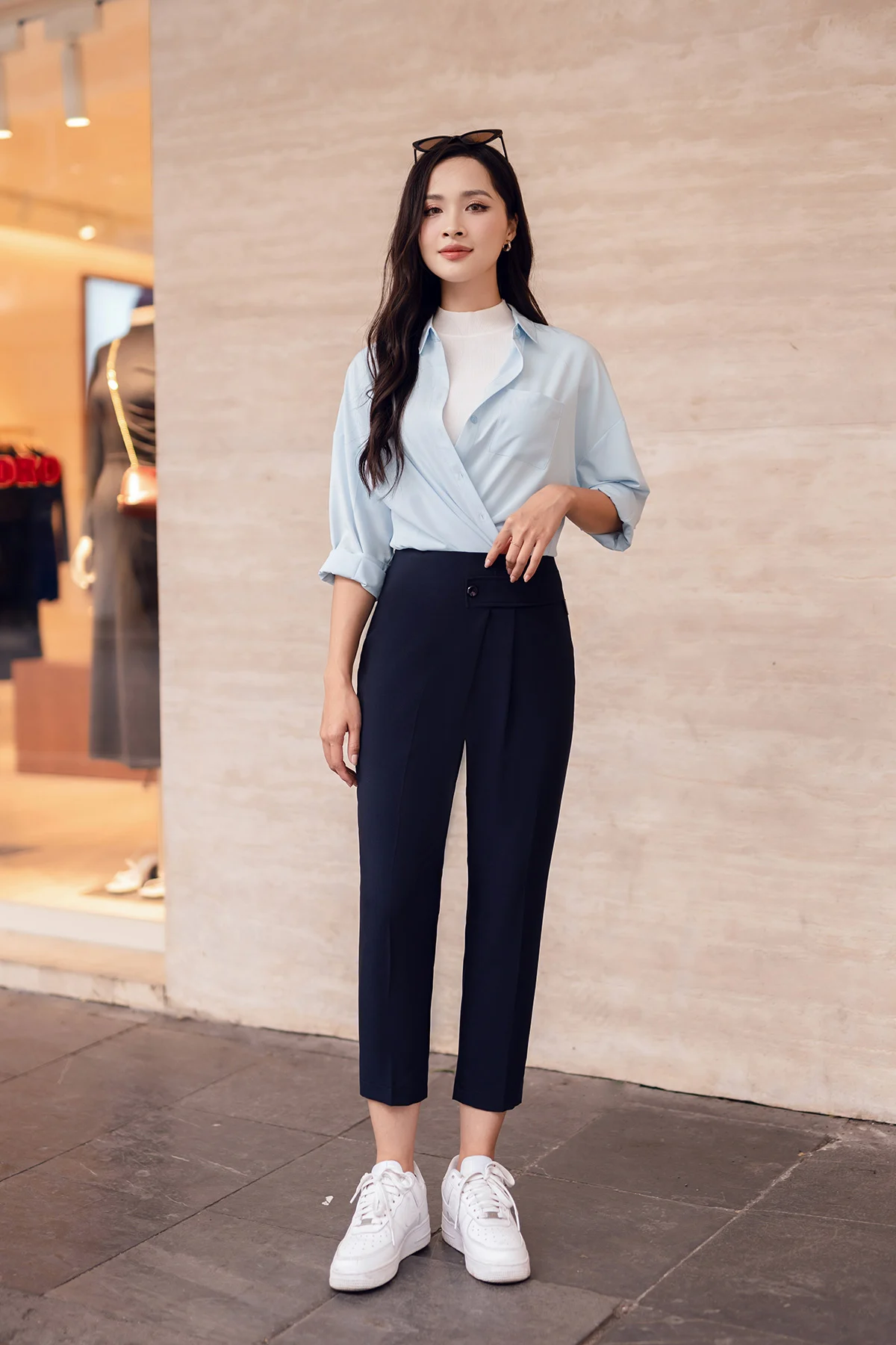 Phối sơ mi với quần âu dáng baggy