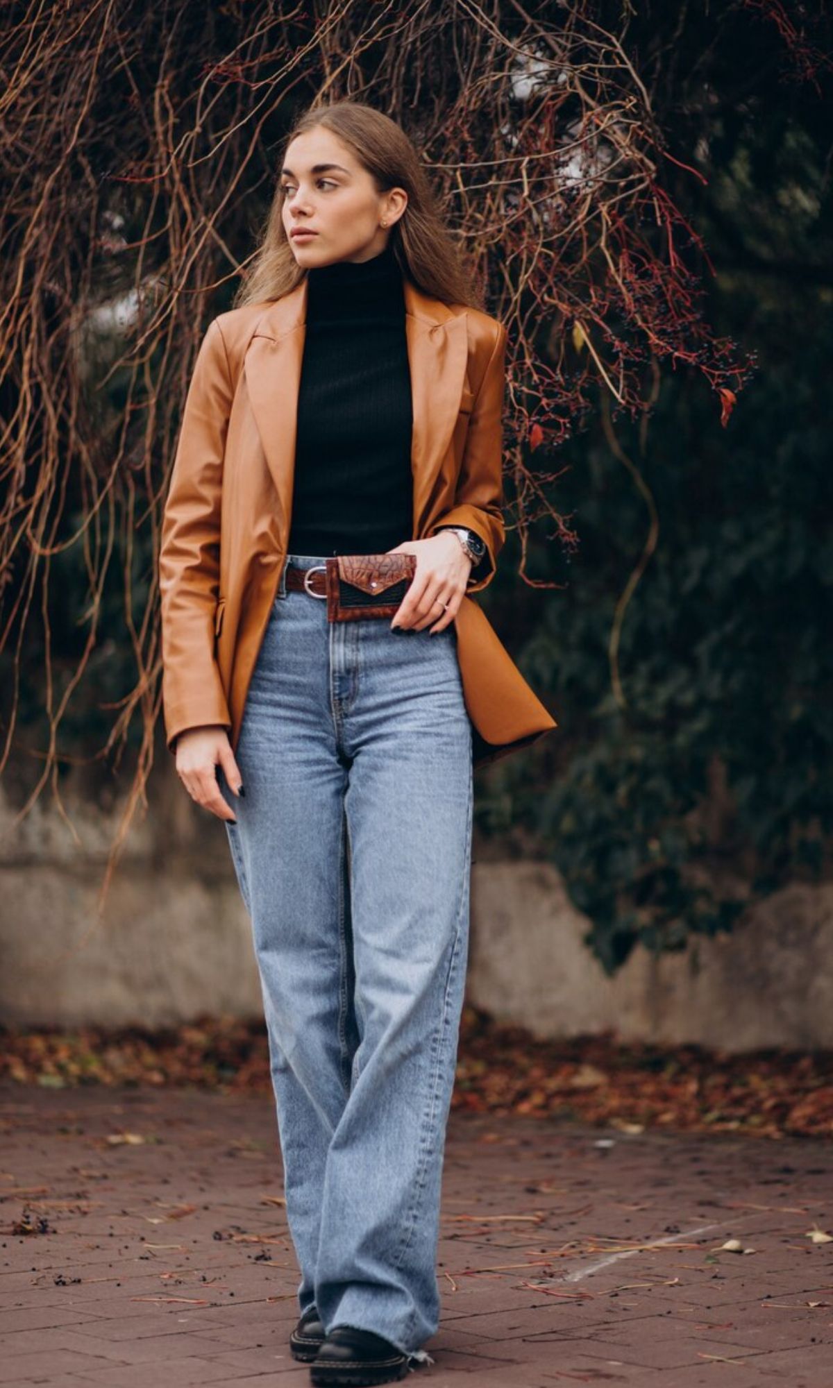 Áo vest da nâu phối quần jeans ống suông